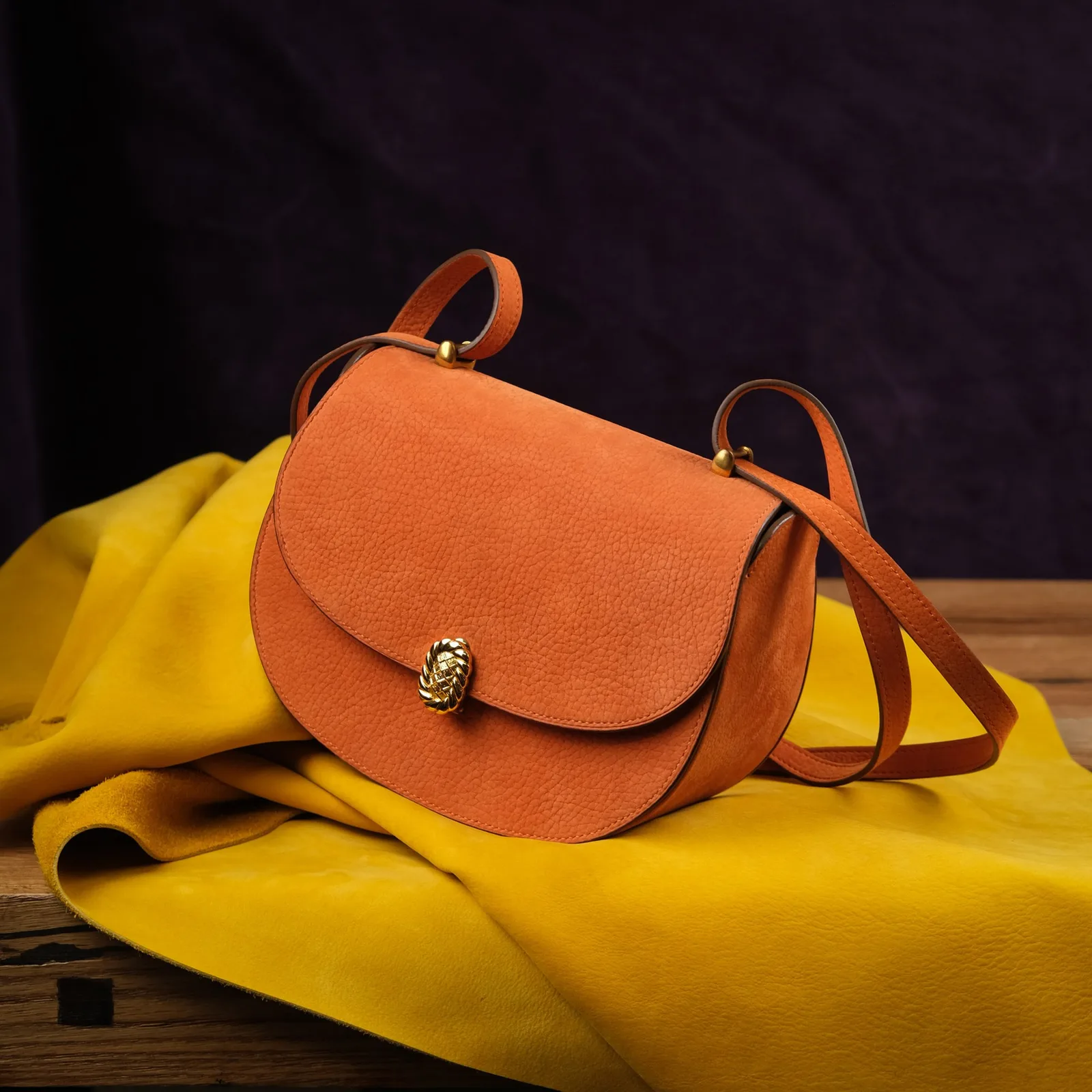 Ảnh Studio Túi đeo chéo nữ da Togo màu cam dáng bầu khóa xoắn - Koi Leather