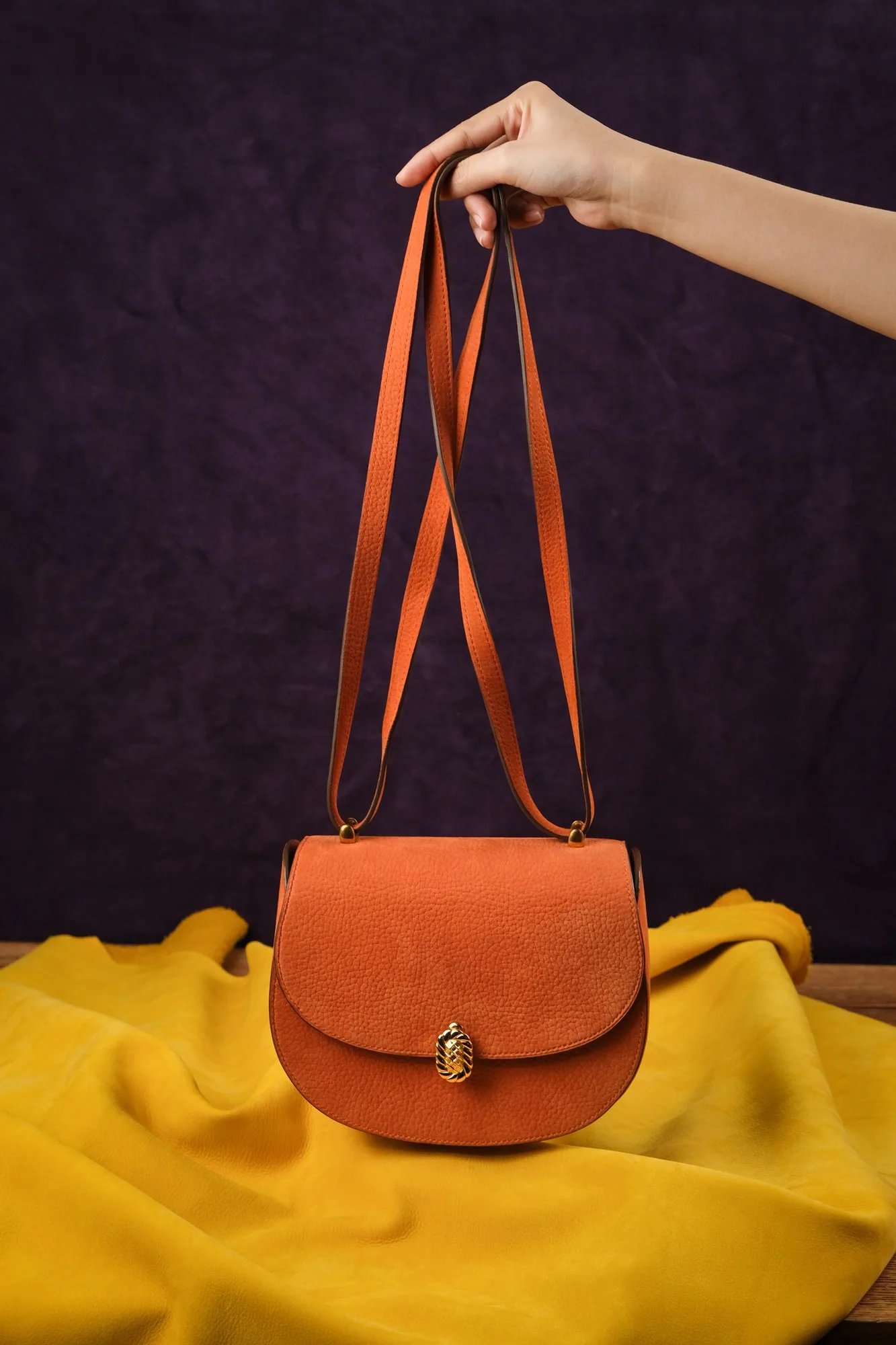 Ảnh Lifestyle Túi đeo chéo nữ da Togo màu cam dáng bầu khóa xoắn - Koi Leather