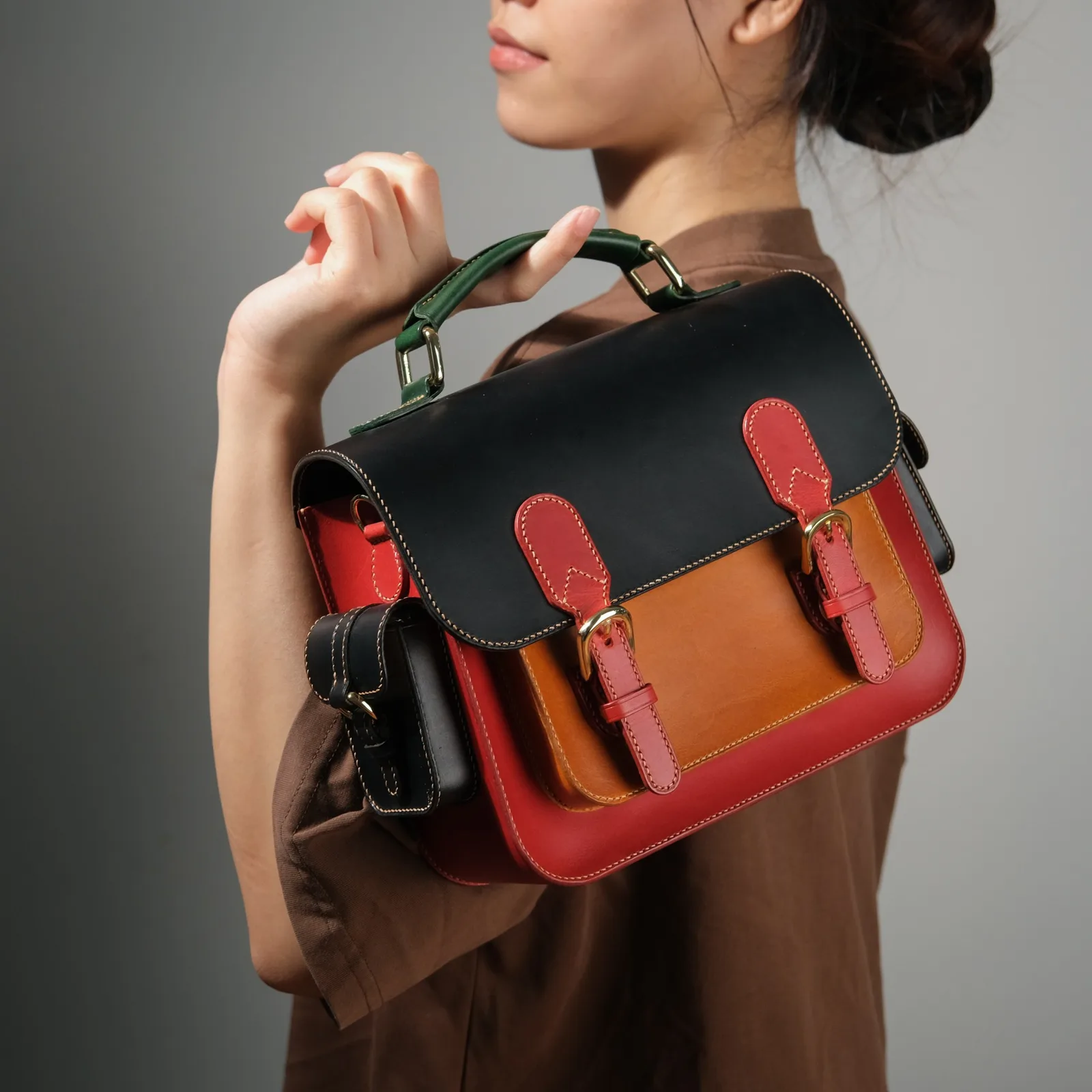 Ảnh Lifestyle Túi satchel da bò phối màu quai cầm kèm dây đeo - Koi Leather