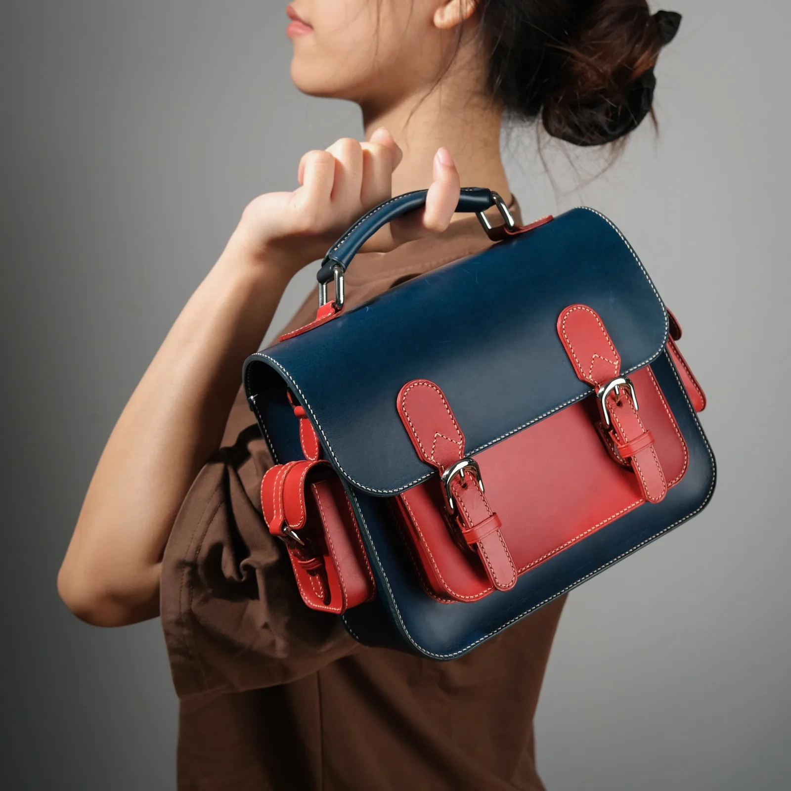 Ảnh Lifestyle Túi satchel da bò phối màu quai cầm kèm dây đeo - Koi Leather
