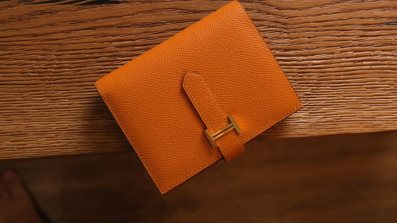 Ảnh Studio Ví gập nhỏ da Epsom màu cam quai cài chữ H - Koi Leather