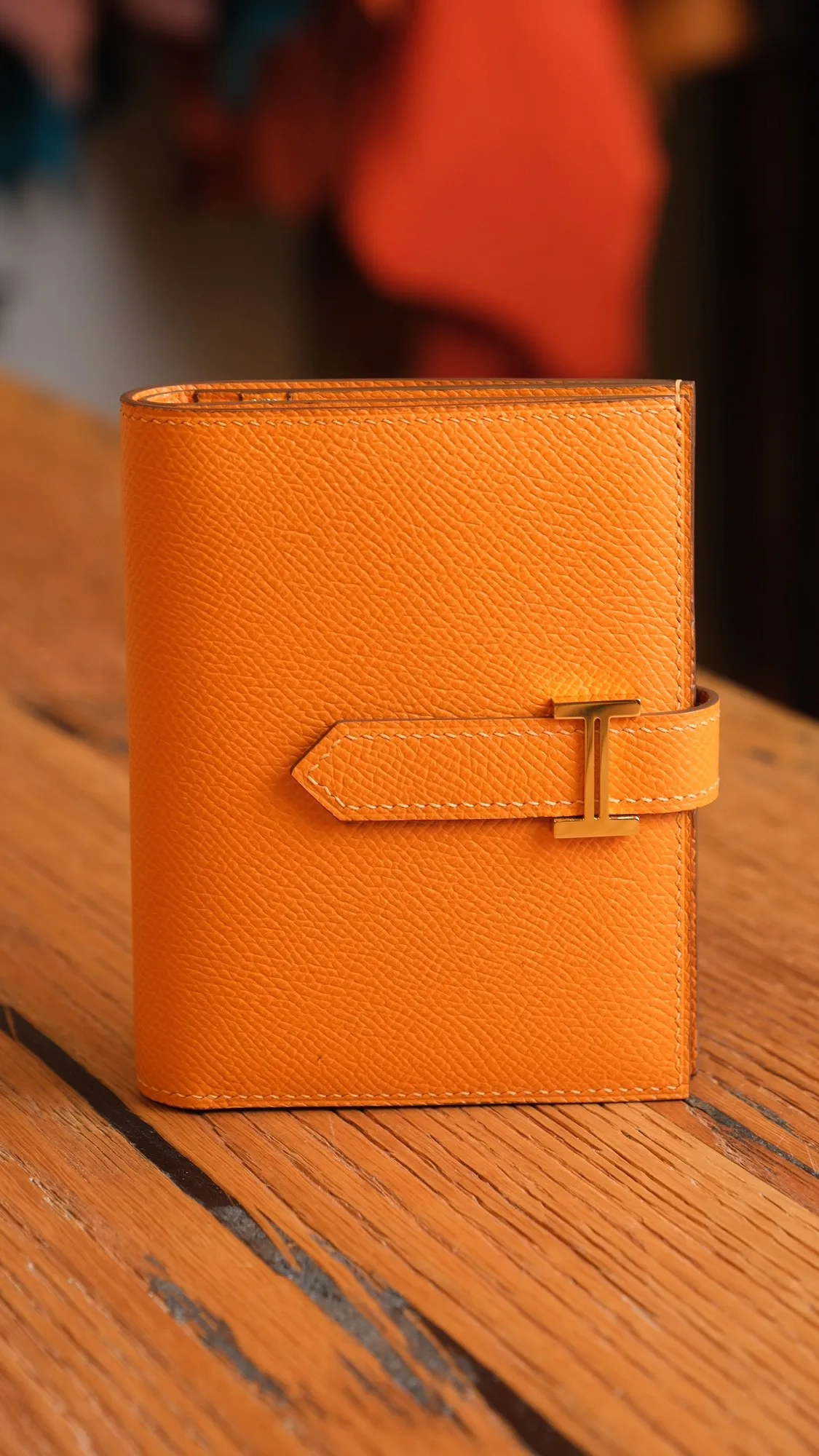 Ảnh Studio Ví gập nhỏ da Epsom màu cam quai cài chữ H - Koi Leather