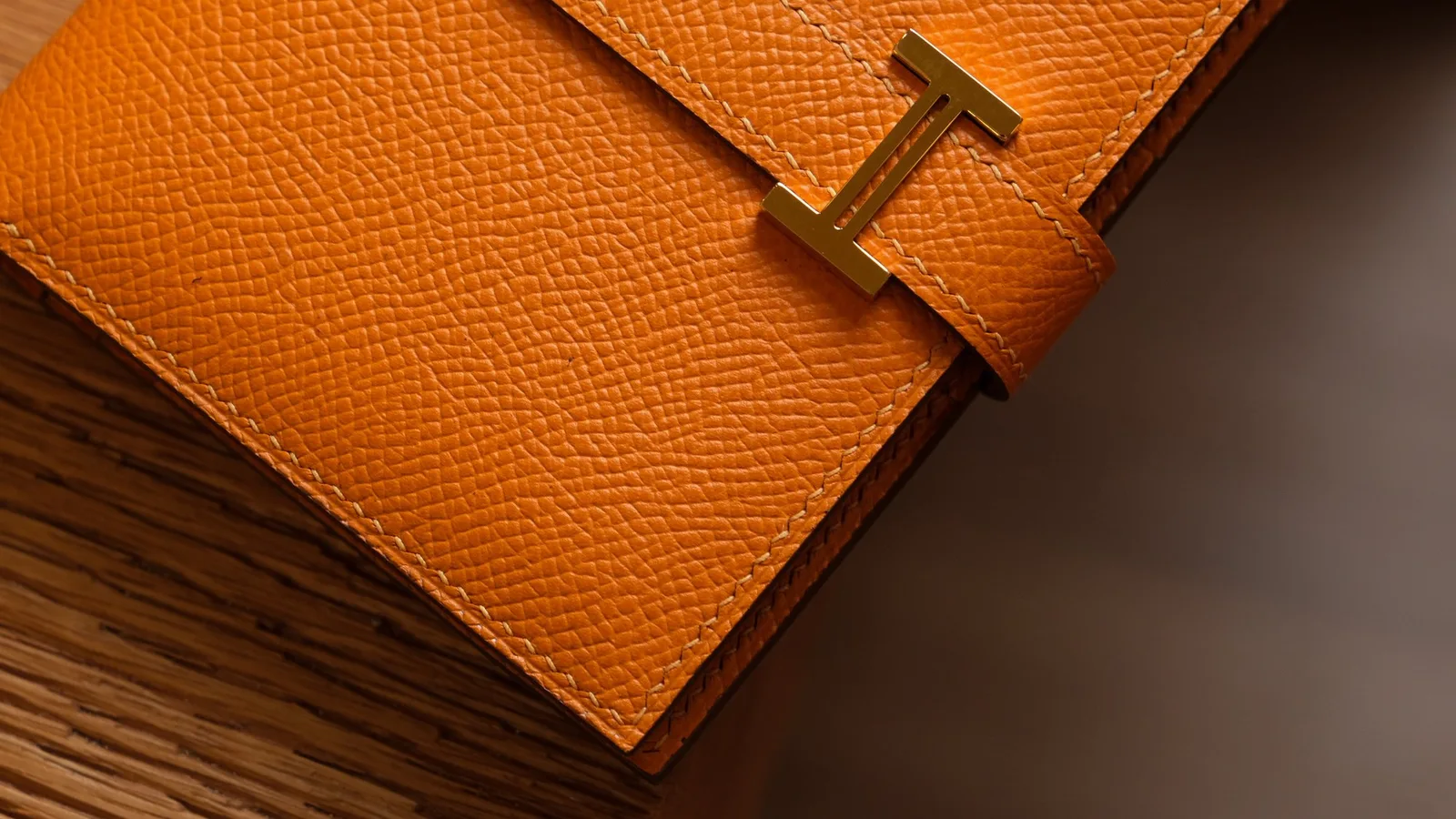 Ảnh Studio Ví gập nhỏ da Epsom màu cam quai cài chữ H - Koi Leather