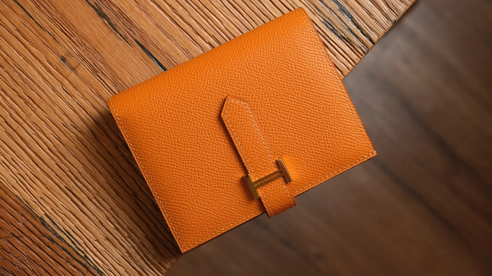 Ảnh Studio Ví gập nhỏ da Epsom màu cam quai cài chữ H - Koi Leather
