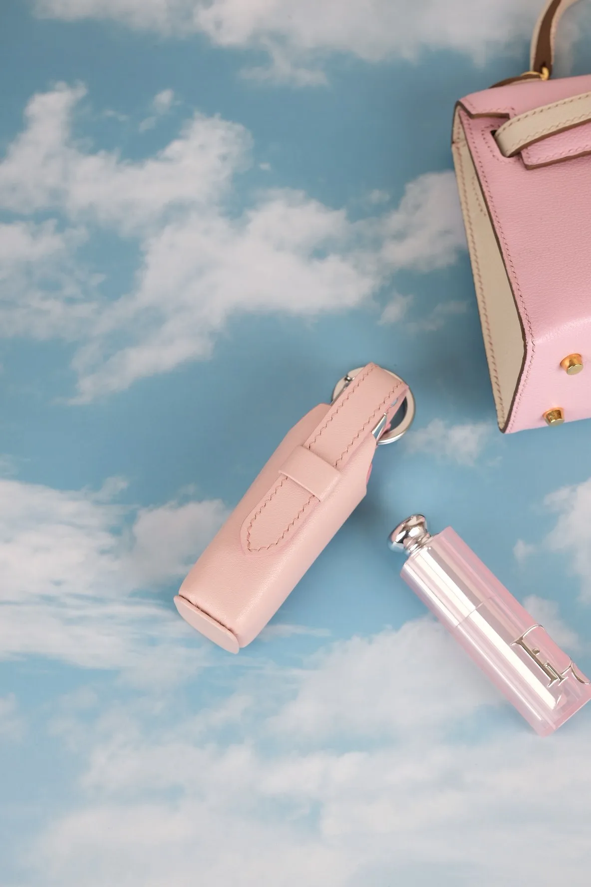 Ảnh Lifestyle Charm móc khóa đựng son bằng da màu hồng pastel - Koi Leather