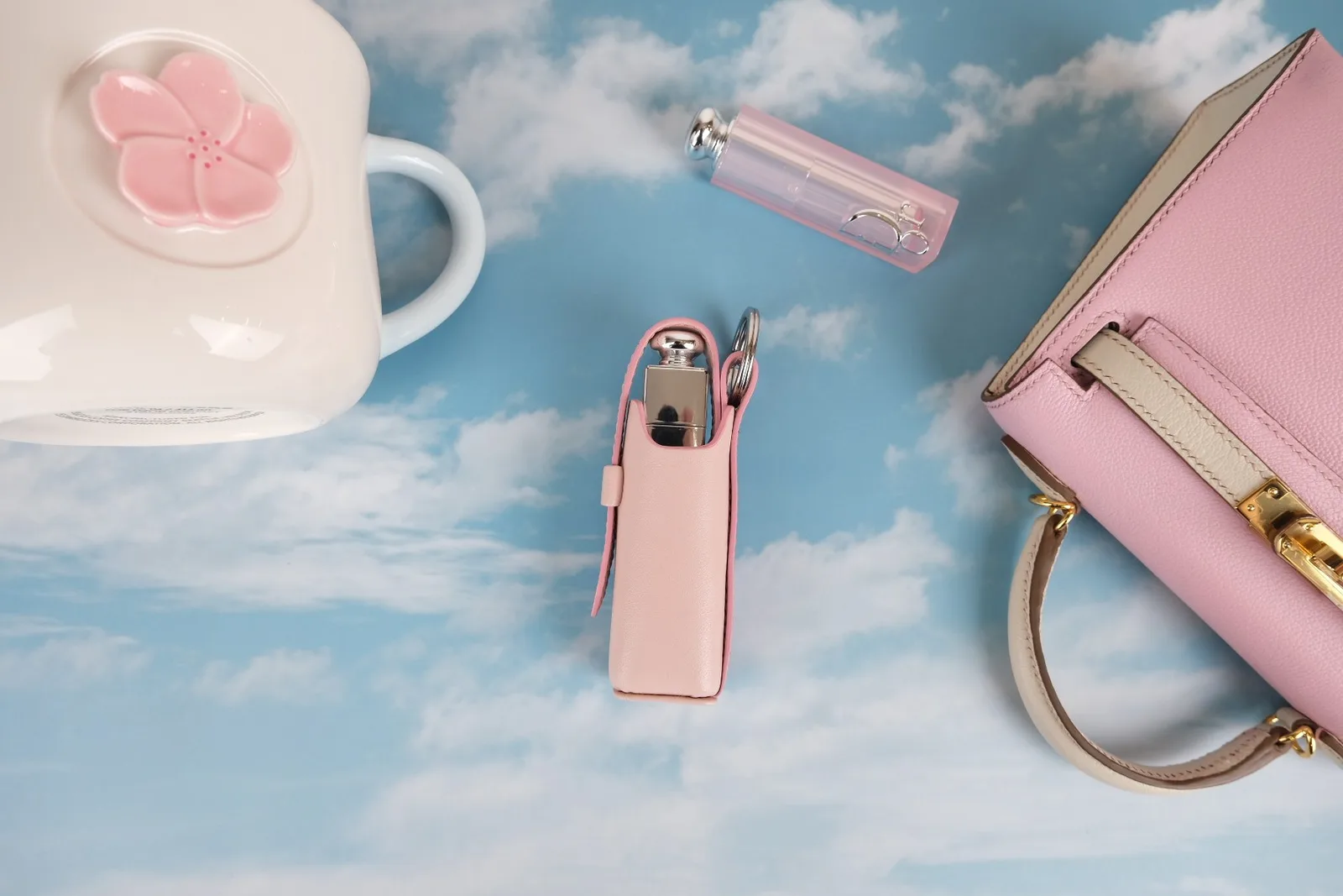 Ảnh Lifestyle Charm móc khóa đựng son bằng da màu hồng pastel - Koi Leather