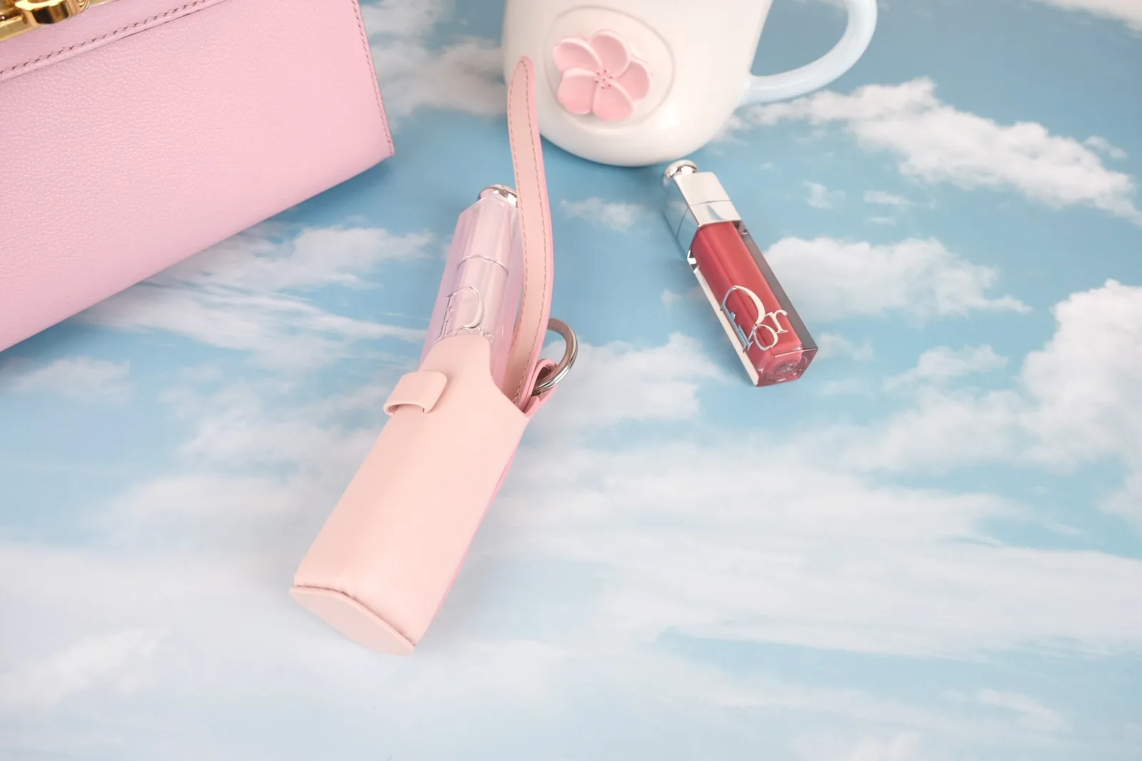 Ảnh Lifestyle Charm móc khóa đựng son bằng da màu hồng pastel - Koi Leather