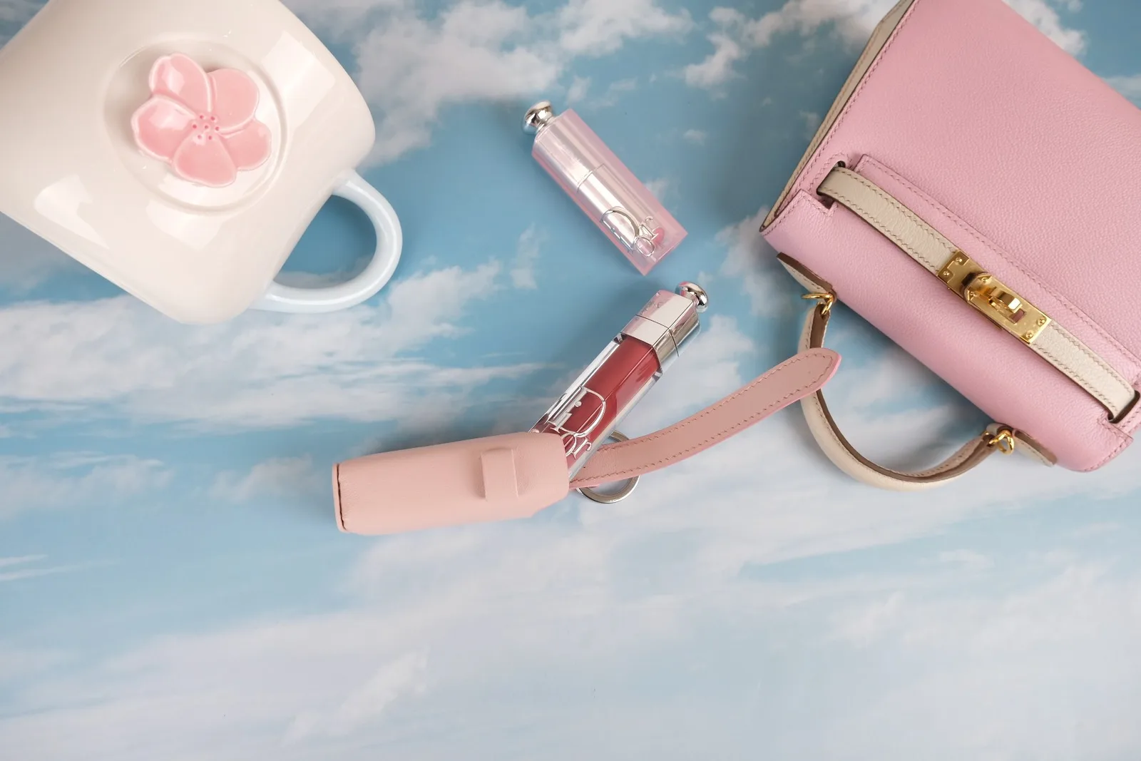 Ảnh Lifestyle Charm móc khóa đựng son bằng da màu hồng pastel - Koi Leather