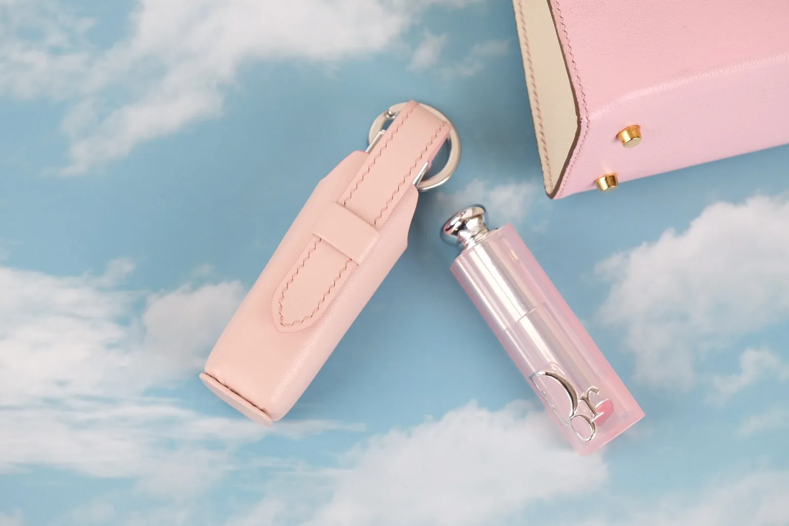 Ảnh Lifestyle Charm móc khóa đựng son bằng da màu hồng pastel - Koi Leather