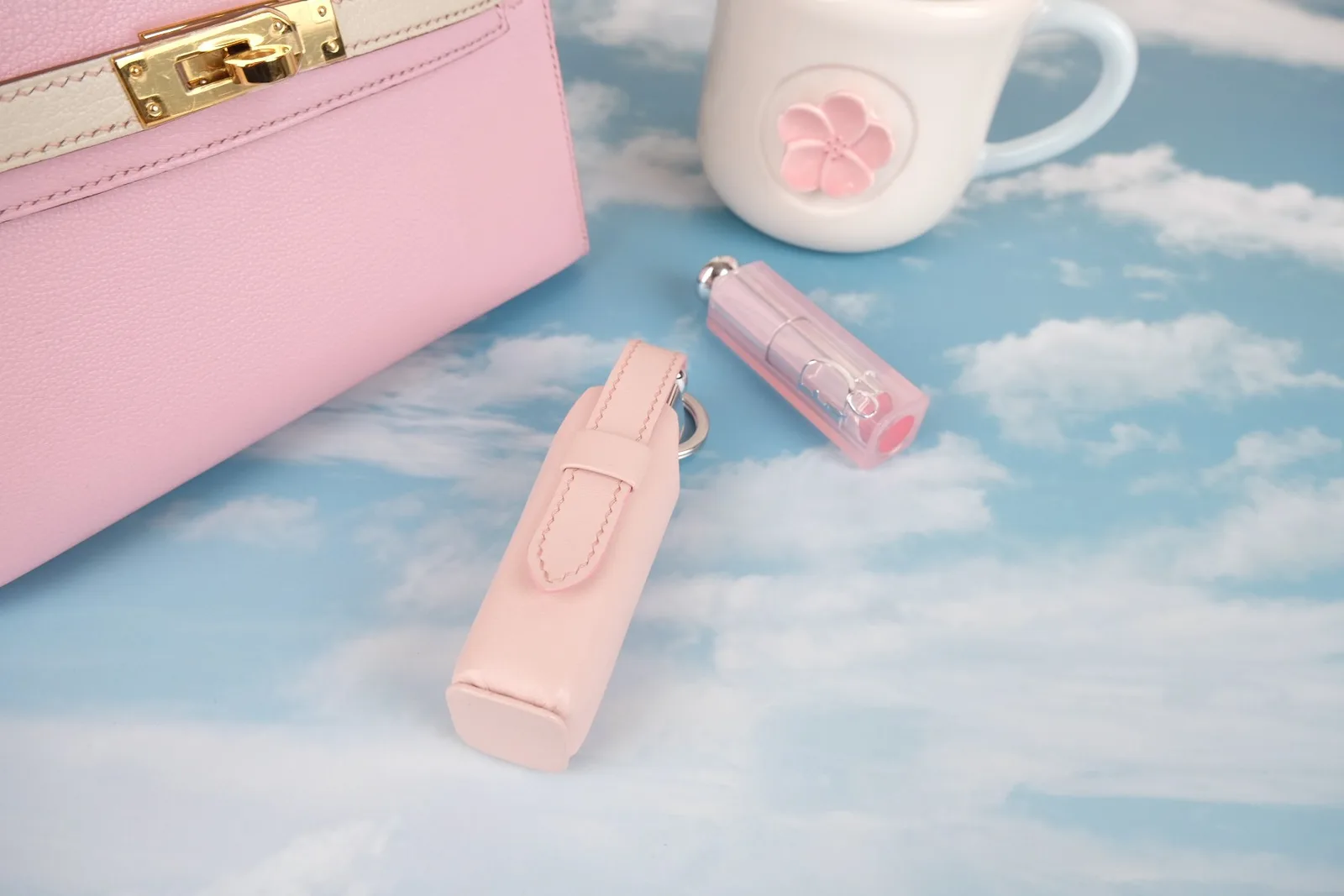 Ảnh Lifestyle Charm móc khóa đựng son bằng da màu hồng pastel - Koi Leather