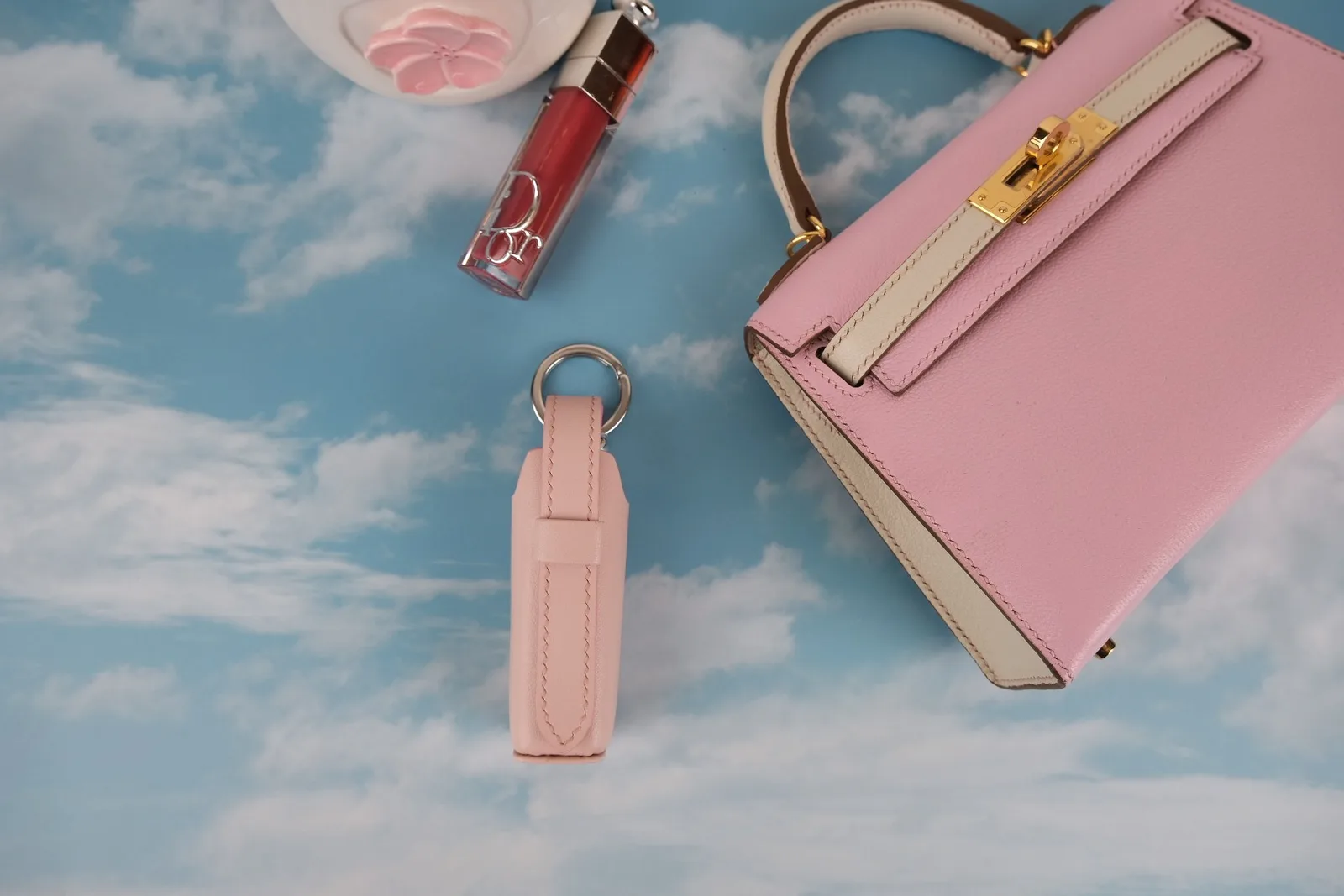 Ảnh Lifestyle Charm móc khóa đựng son bằng da màu hồng pastel - Koi Leather