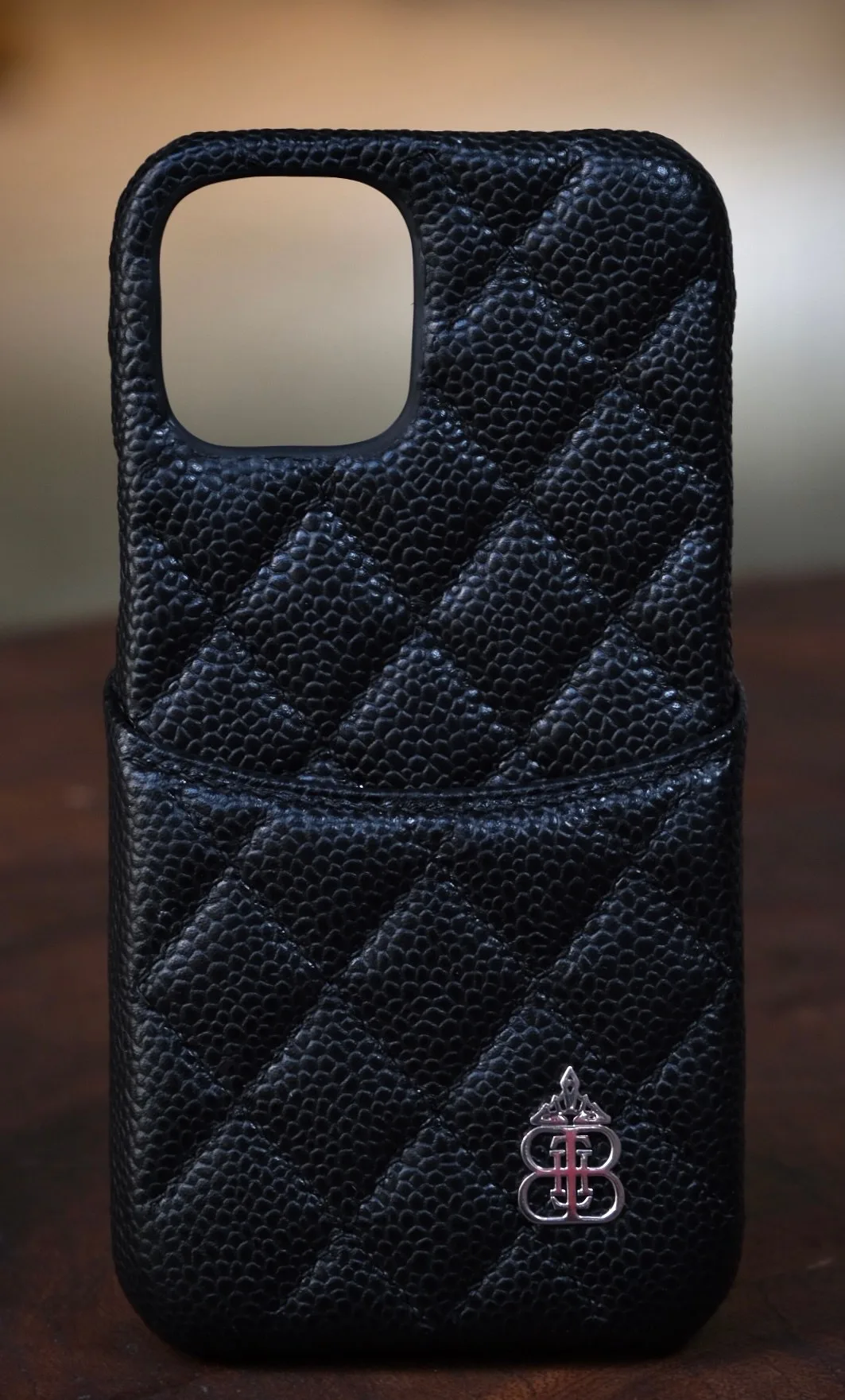 Ảnh Studio Ốp lưng da Caviar đen chần trám 1 ngăn thẻ - Koi Leather