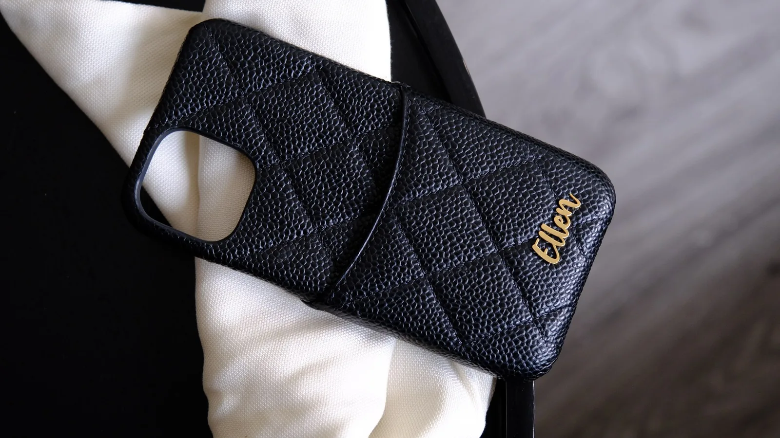 Ảnh Lifestyle Ốp lưng da Caviar đen chần trám 1 ngăn thẻ - Koi Leather
