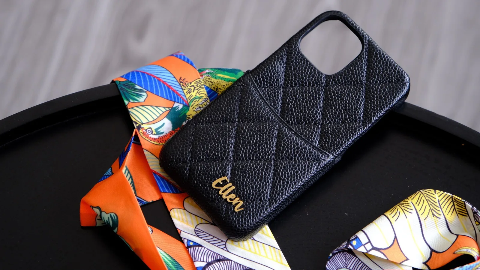 Ảnh Lifestyle Ốp lưng da Caviar đen chần trám 1 ngăn thẻ - Koi Leather