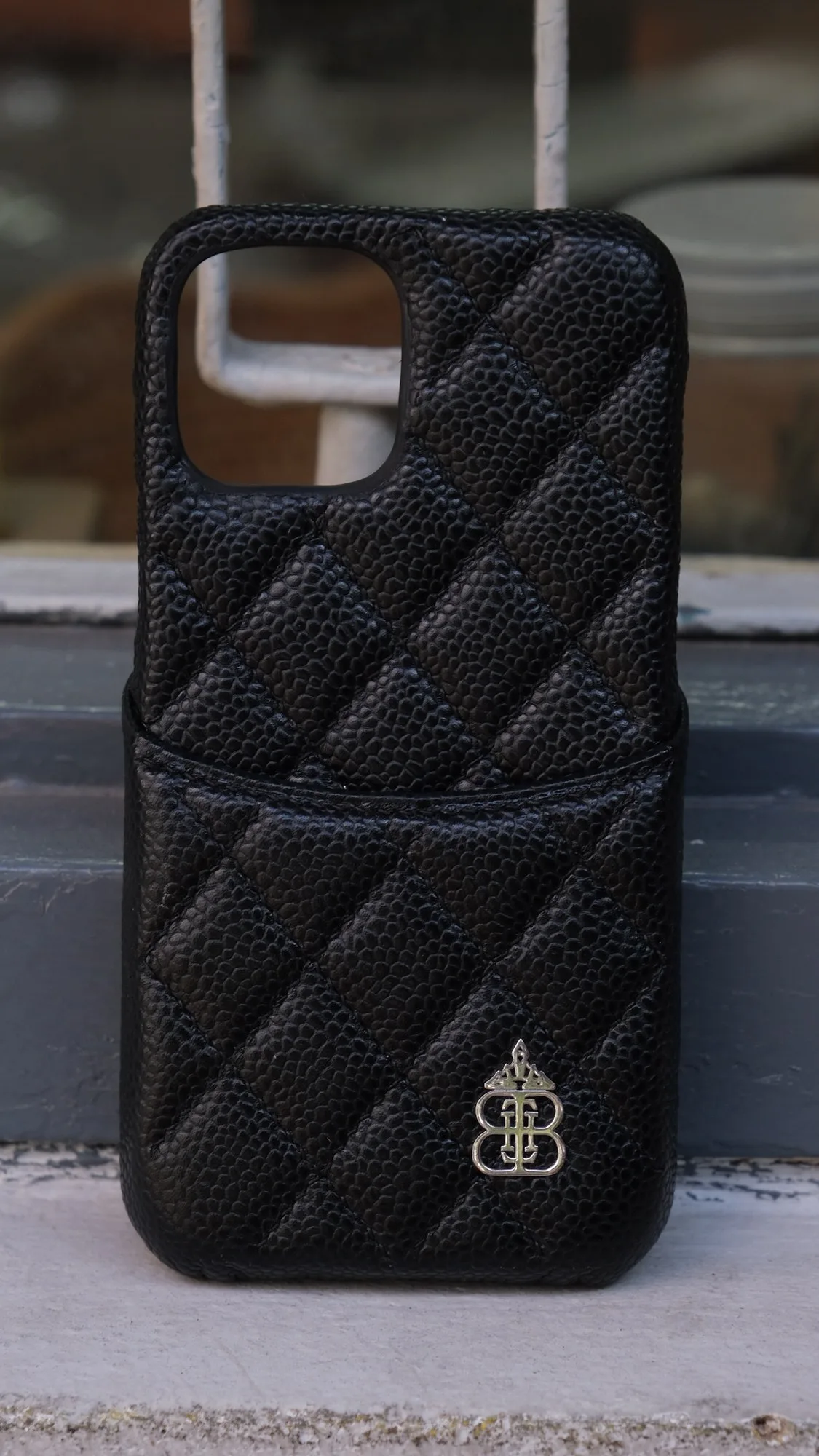 Ảnh Lifestyle Ốp lưng da Caviar đen chần trám 1 ngăn thẻ - Koi Leather