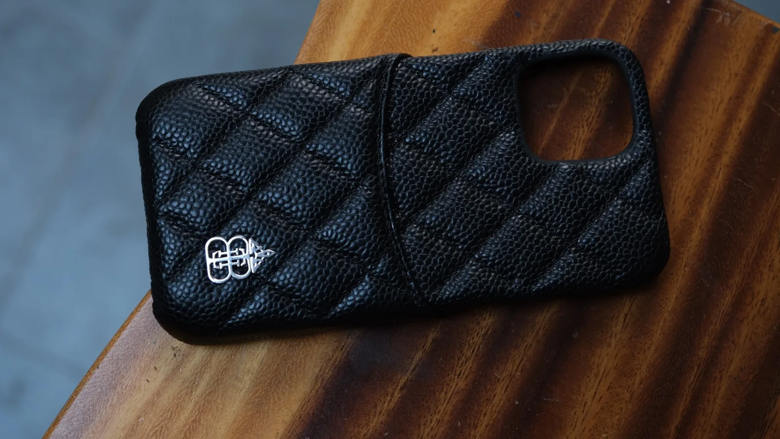Ảnh Studio Ốp lưng da Caviar đen chần trám 1 ngăn thẻ - Koi Leather