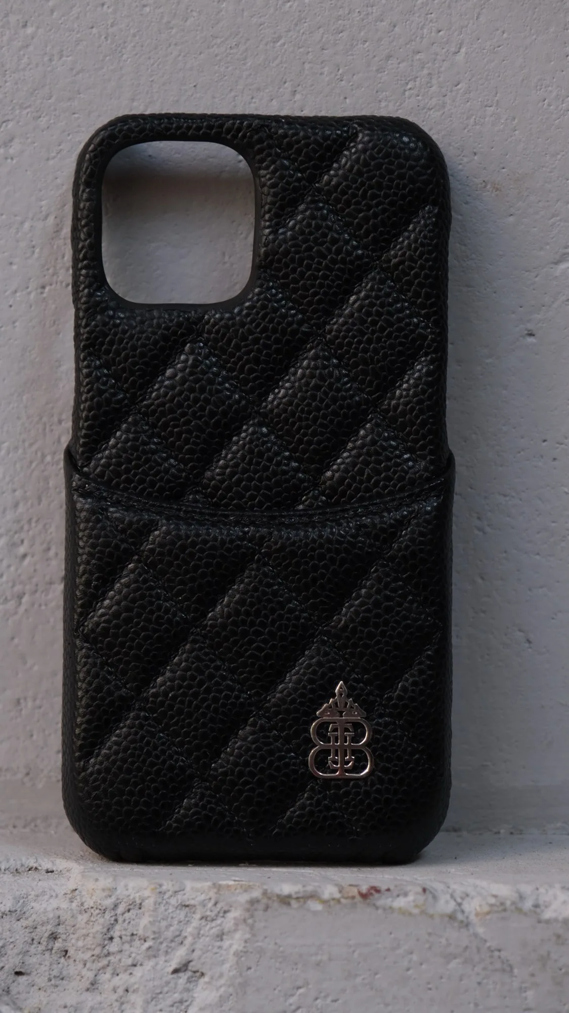 Ảnh Lifestyle Ốp lưng da Caviar đen chần trám 1 ngăn thẻ - Koi Leather