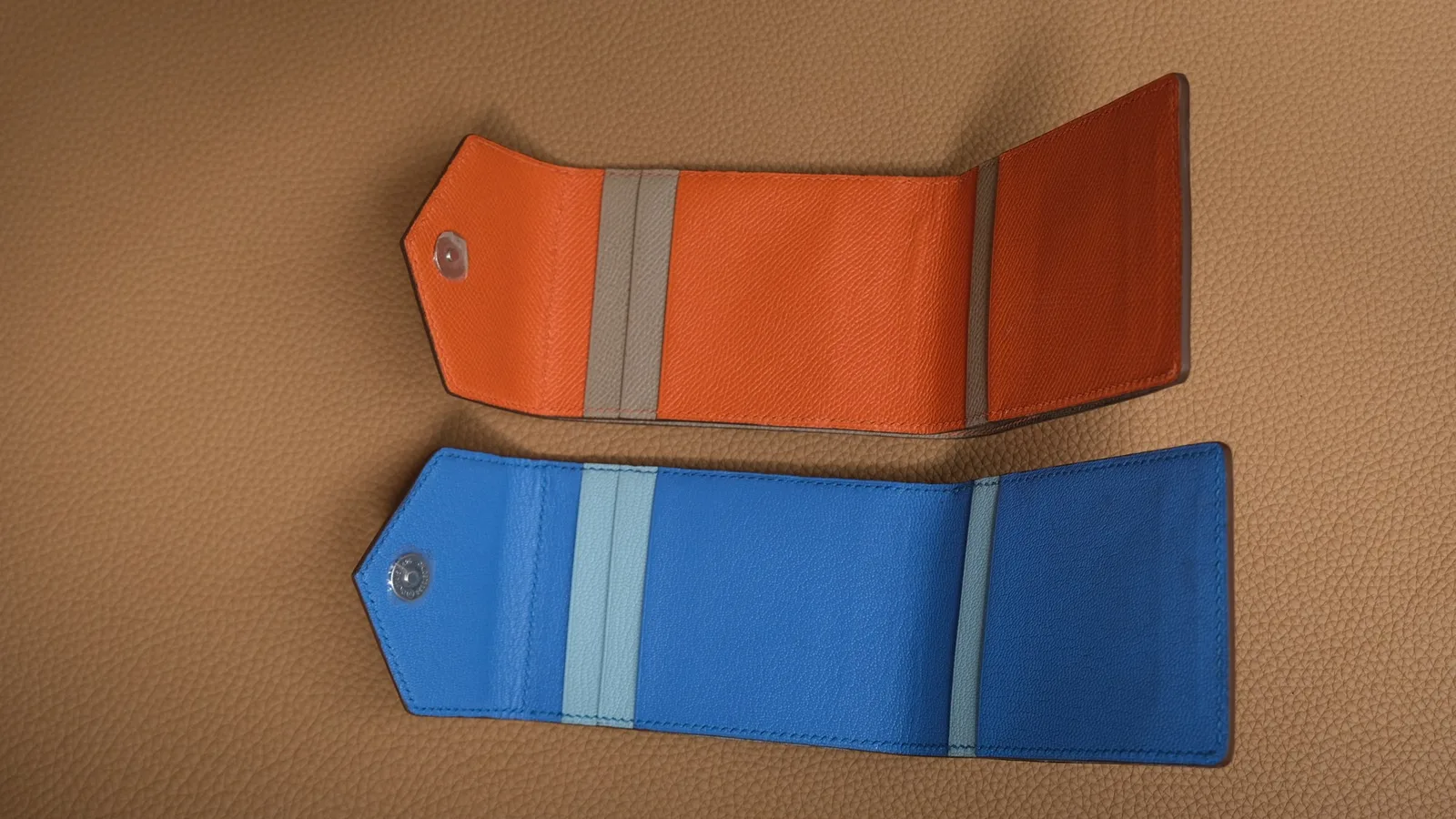 Ảnh Studio Ví da gập ba Epsom nắp vát phối màu - Koi Leather
