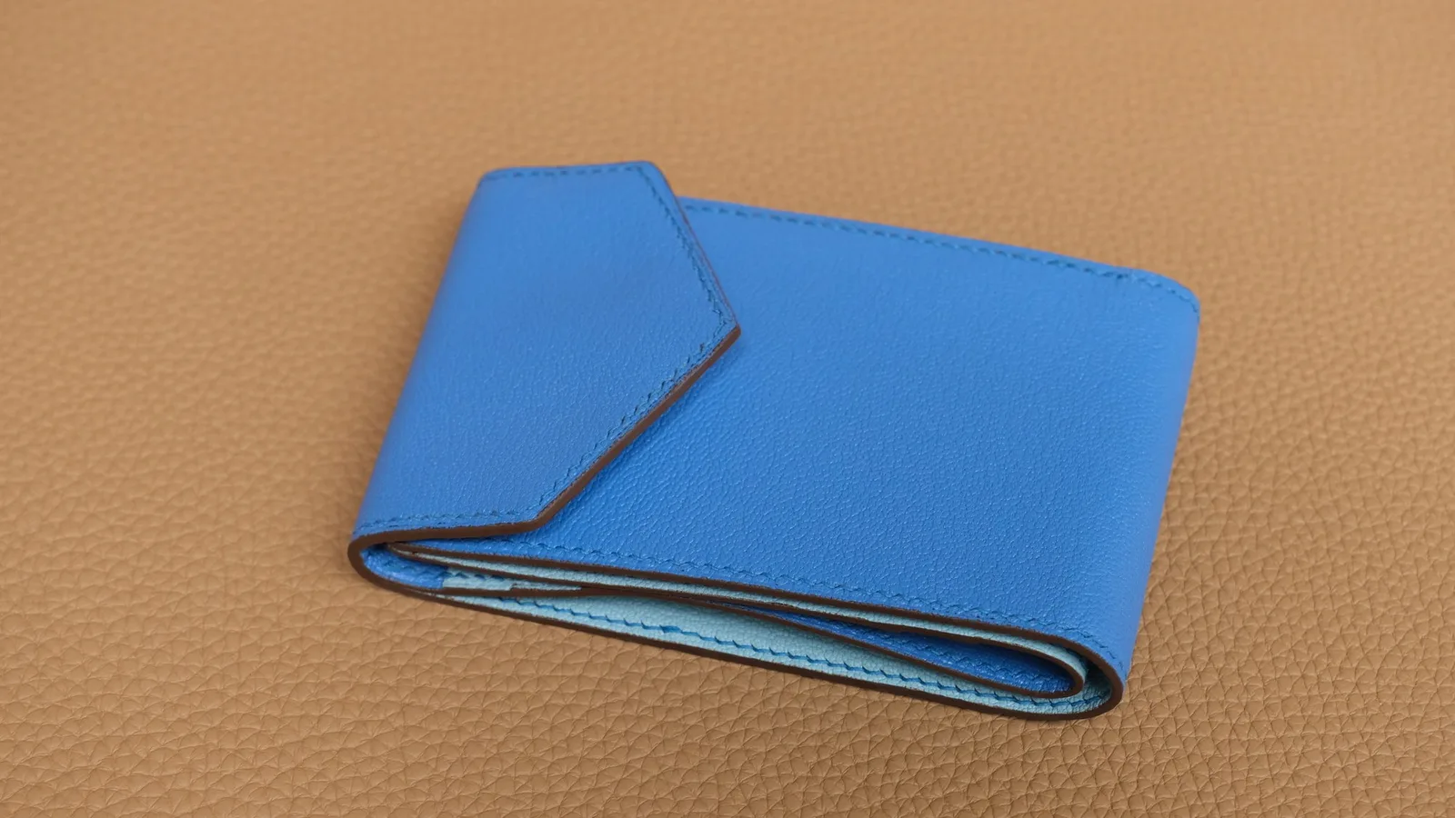 Ảnh Studio Ví da gập ba Epsom nắp vát phối màu - Koi Leather