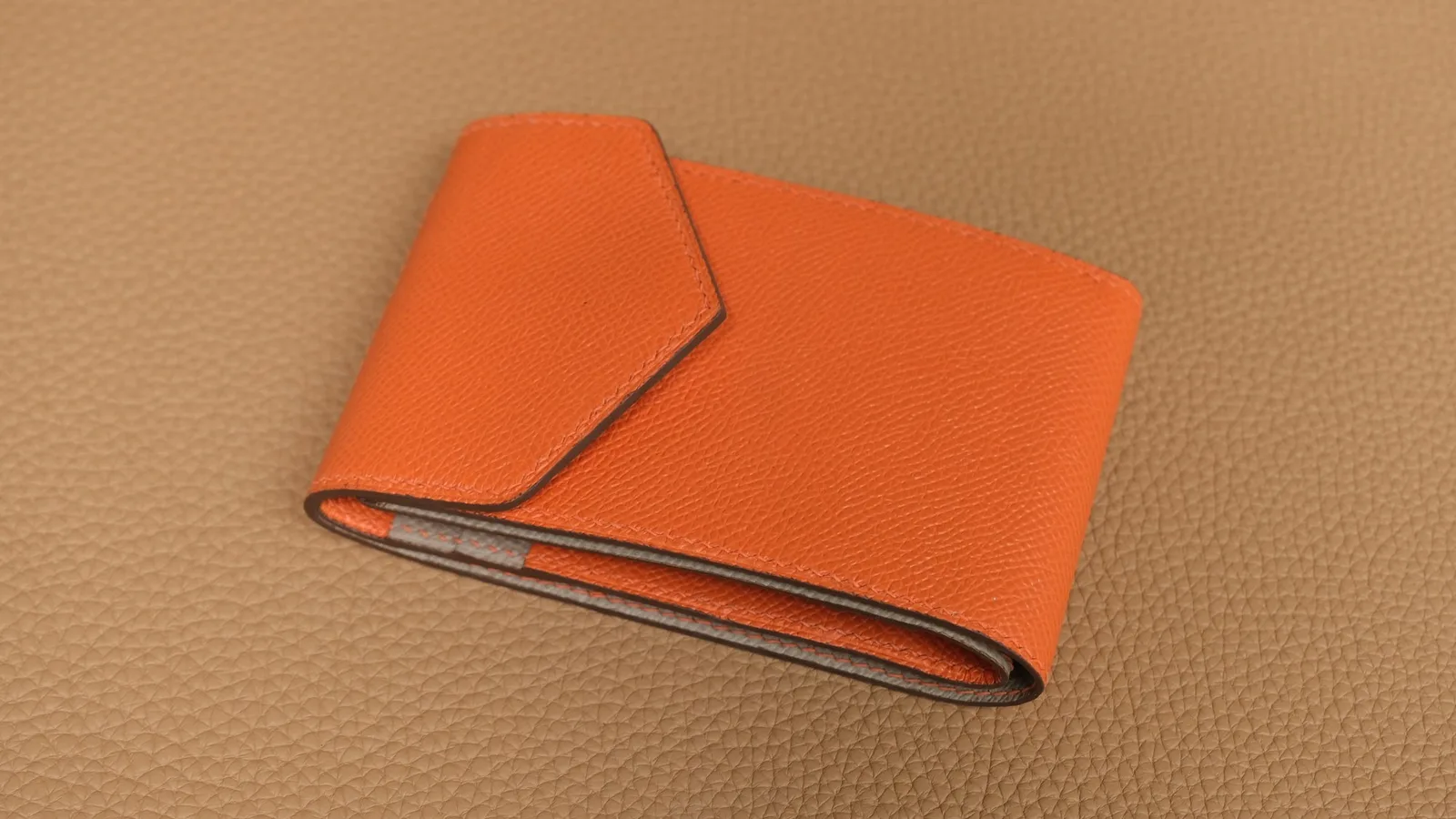 Ảnh Studio Ví da gập ba Epsom nắp vát phối màu - Koi Leather