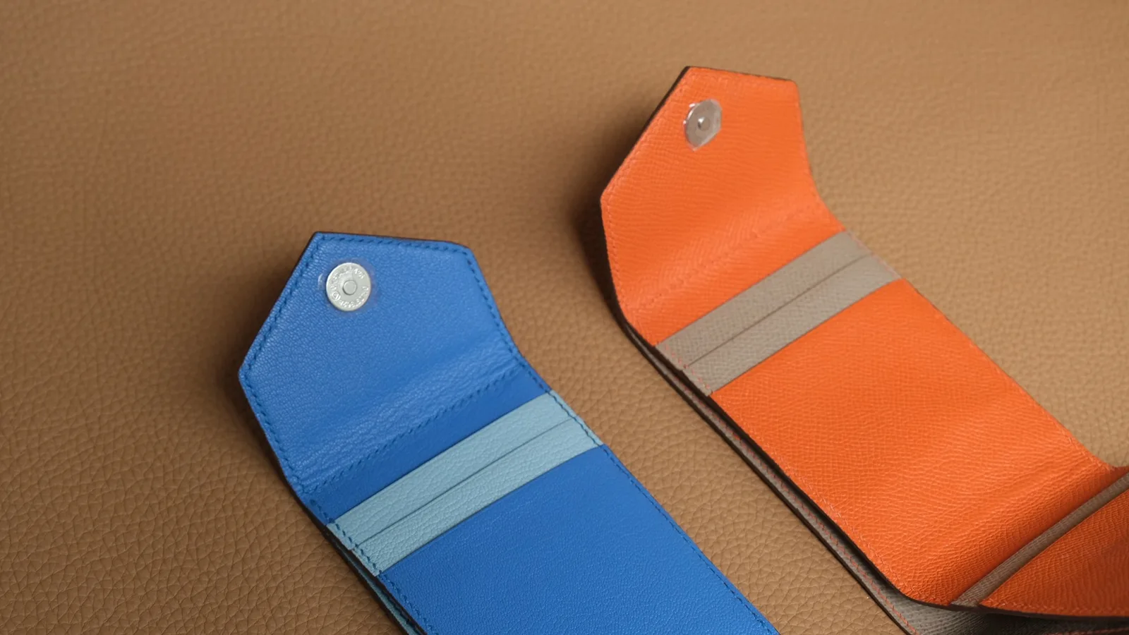 Ảnh Studio Ví da gập ba Epsom nắp vát phối màu - Koi Leather