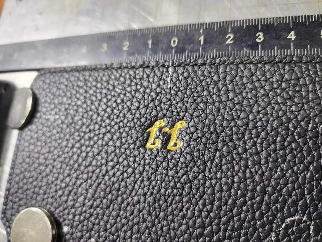Dấu khắc tên trên da, mẫu 24 — Tổng hợp các dấu Stamp By Koi Leather – Dấu ấn cá nhân trên da