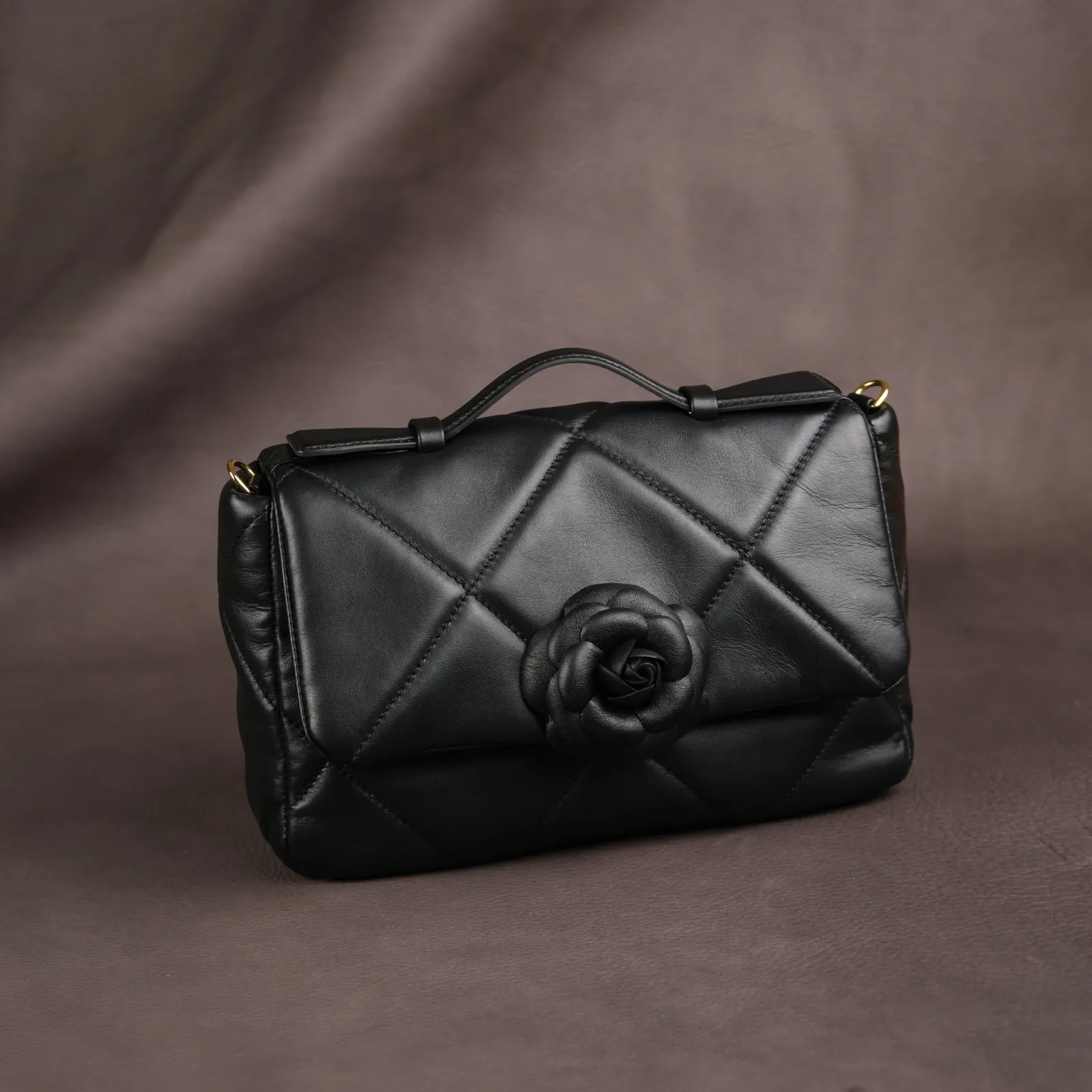 Ảnh Studio Ví Nữ Chần Trám – Hoa Nổi – Đen - Koi Leather