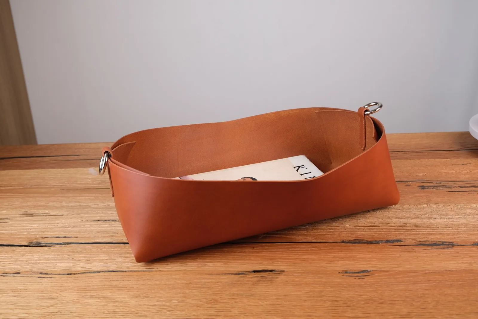 Ảnh Lifestyle Túi da bò thảo mộc dáng giỏ màu nâu vàng bò - Koi Leather