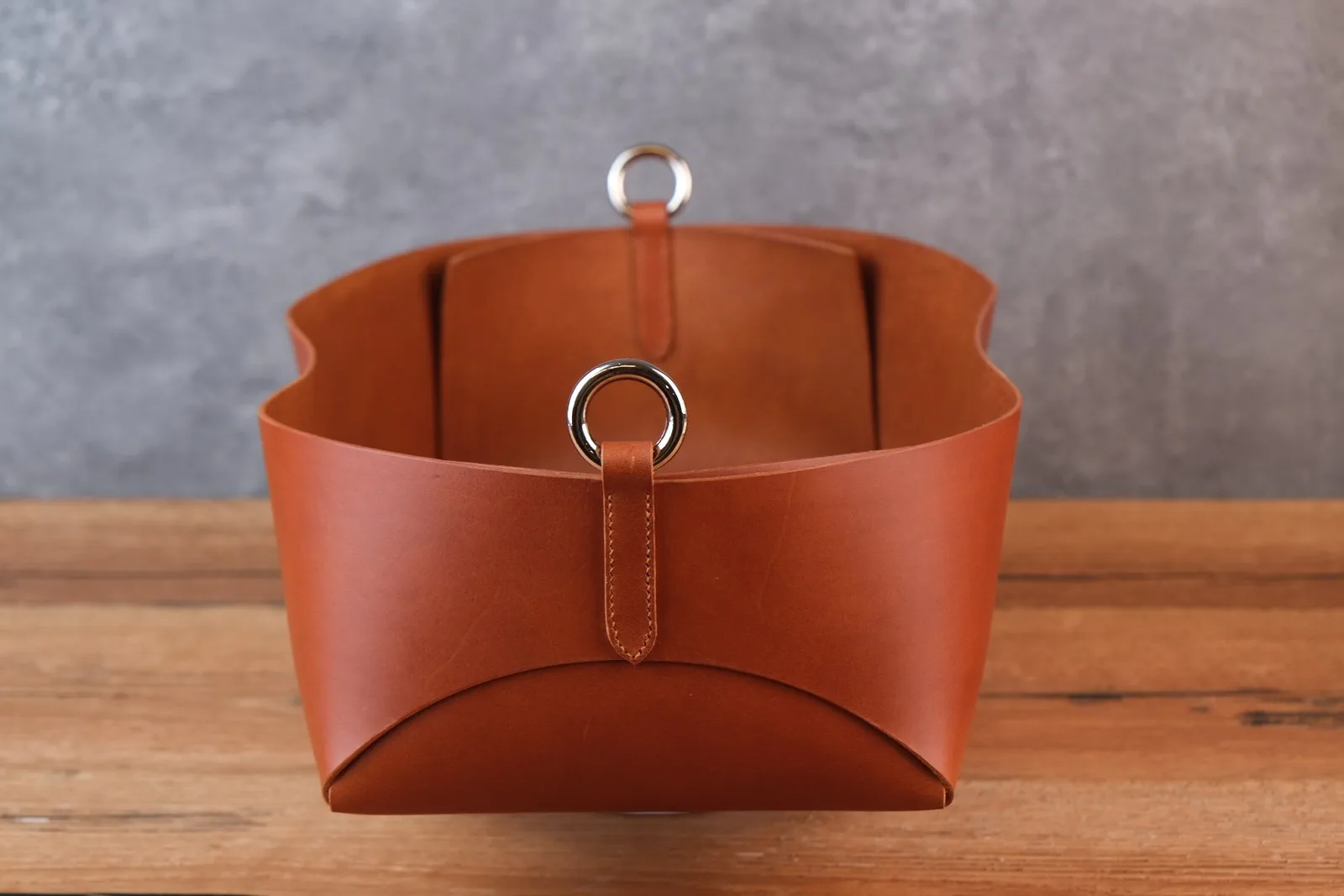 Ảnh Studio Túi da bò thảo mộc dáng giỏ màu nâu vàng bò - Koi Leather