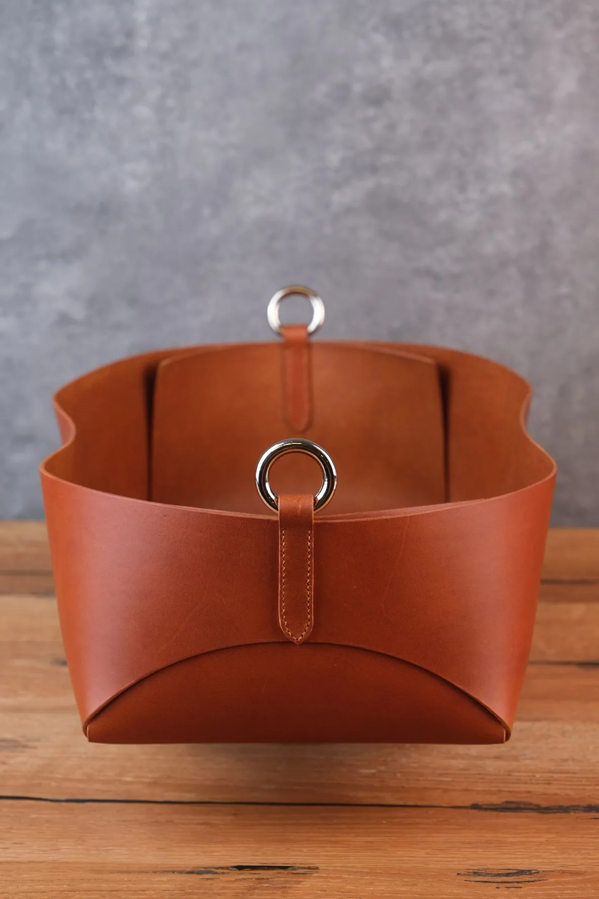 Ảnh Studio Túi da bò thảo mộc dáng giỏ màu nâu vàng bò - Koi Leather