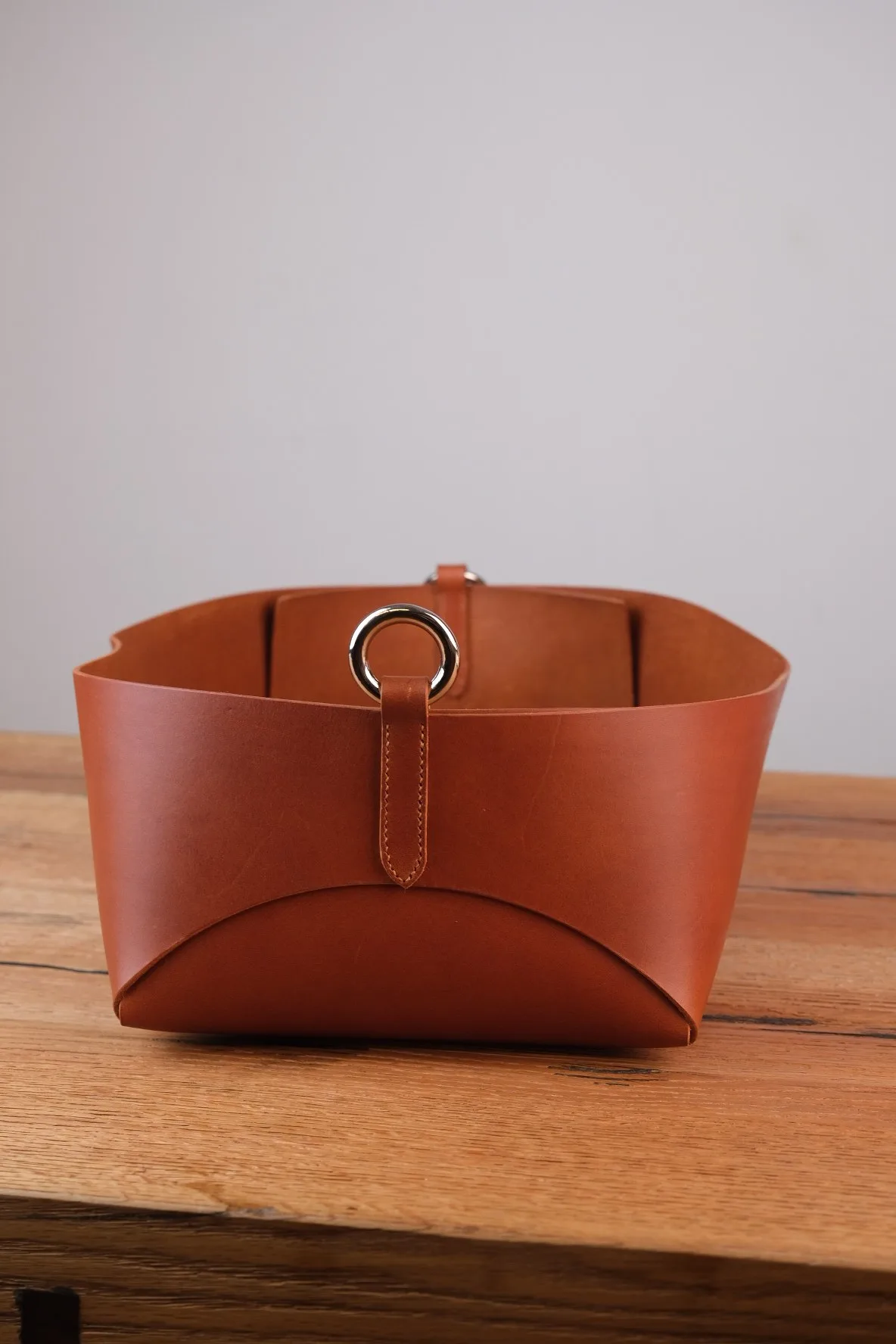 Ảnh Studio Túi da bò thảo mộc dáng giỏ màu nâu vàng bò - Koi Leather