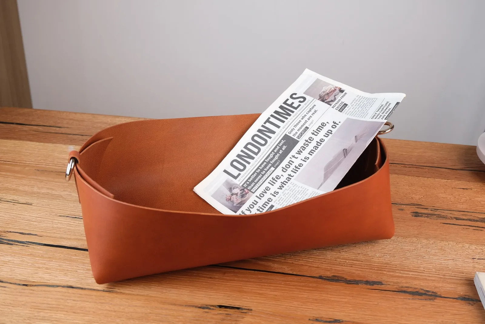 Ảnh Lifestyle Túi da bò thảo mộc dáng giỏ màu nâu vàng bò - Koi Leather