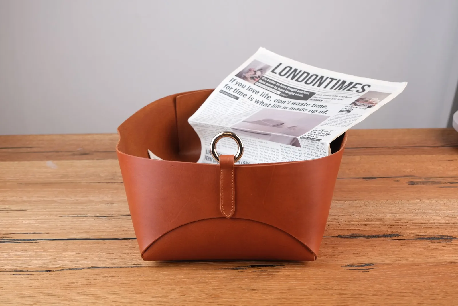 Ảnh Lifestyle Túi da bò thảo mộc dáng giỏ màu nâu vàng bò - Koi Leather