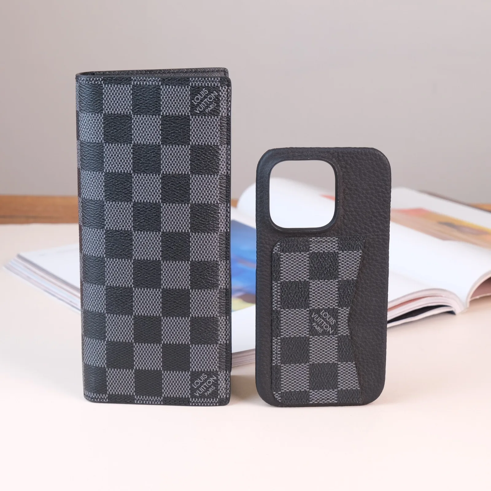 Ảnh Studio Bộ ốp lưng và ví dài da bò phối canvas kẻ caro - Koi Leather