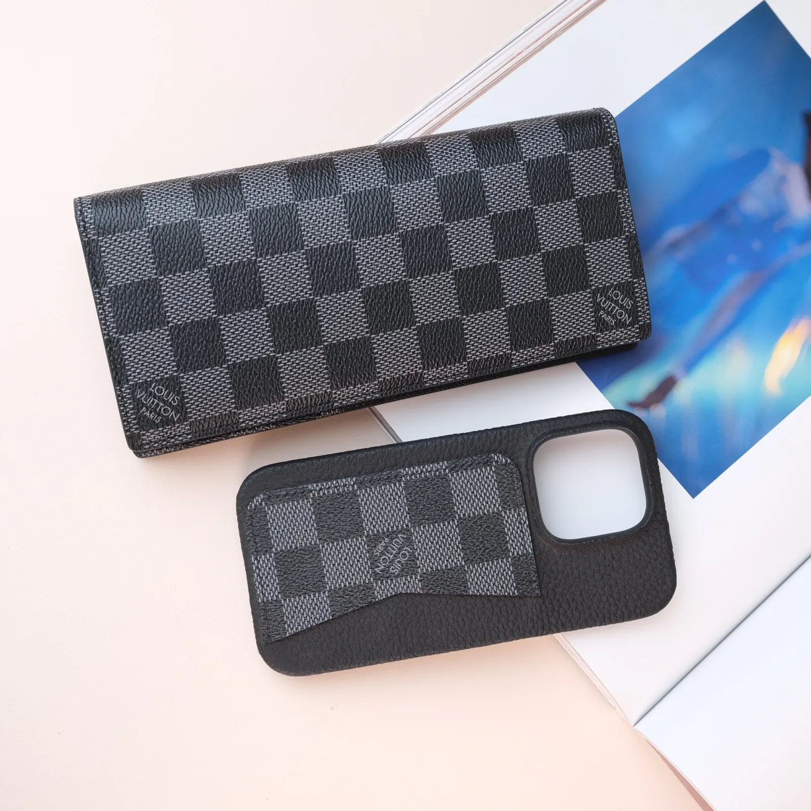 Ảnh Studio Bộ ốp lưng và ví dài da bò phối canvas kẻ caro - Koi Leather