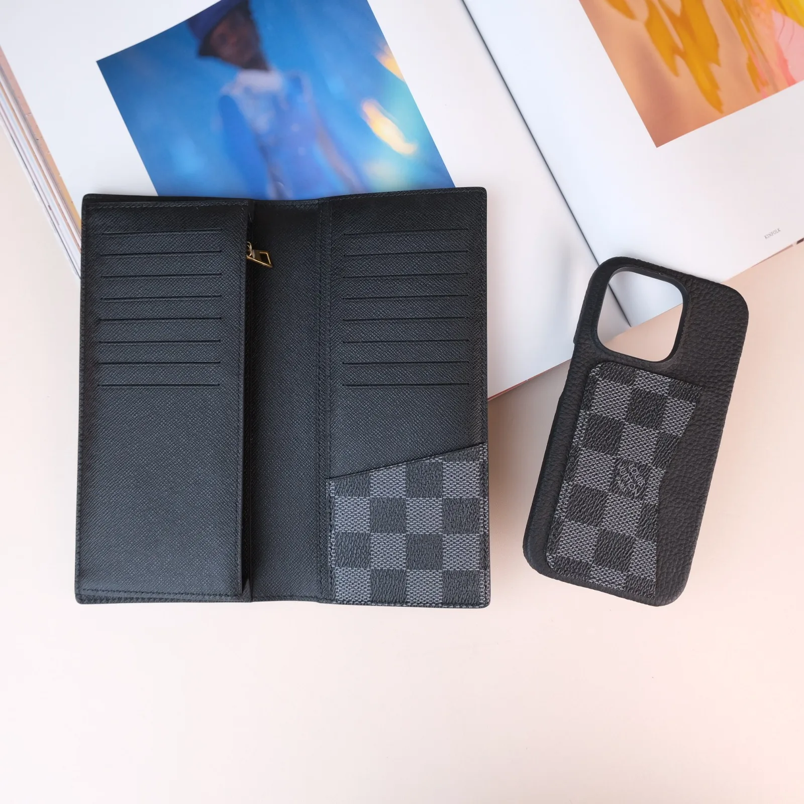Ảnh Studio Bộ ốp lưng và ví dài da bò phối canvas kẻ caro - Koi Leather
