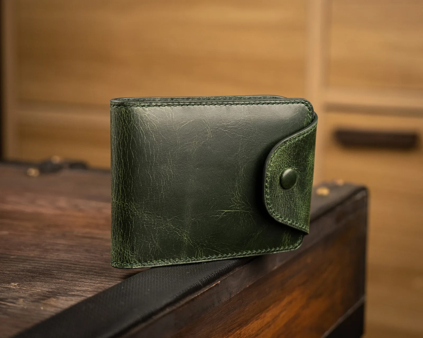 Ảnh Studio Ví mini da bò thảo mộc màu xanh olive nắp nút bấm - Koi Leather