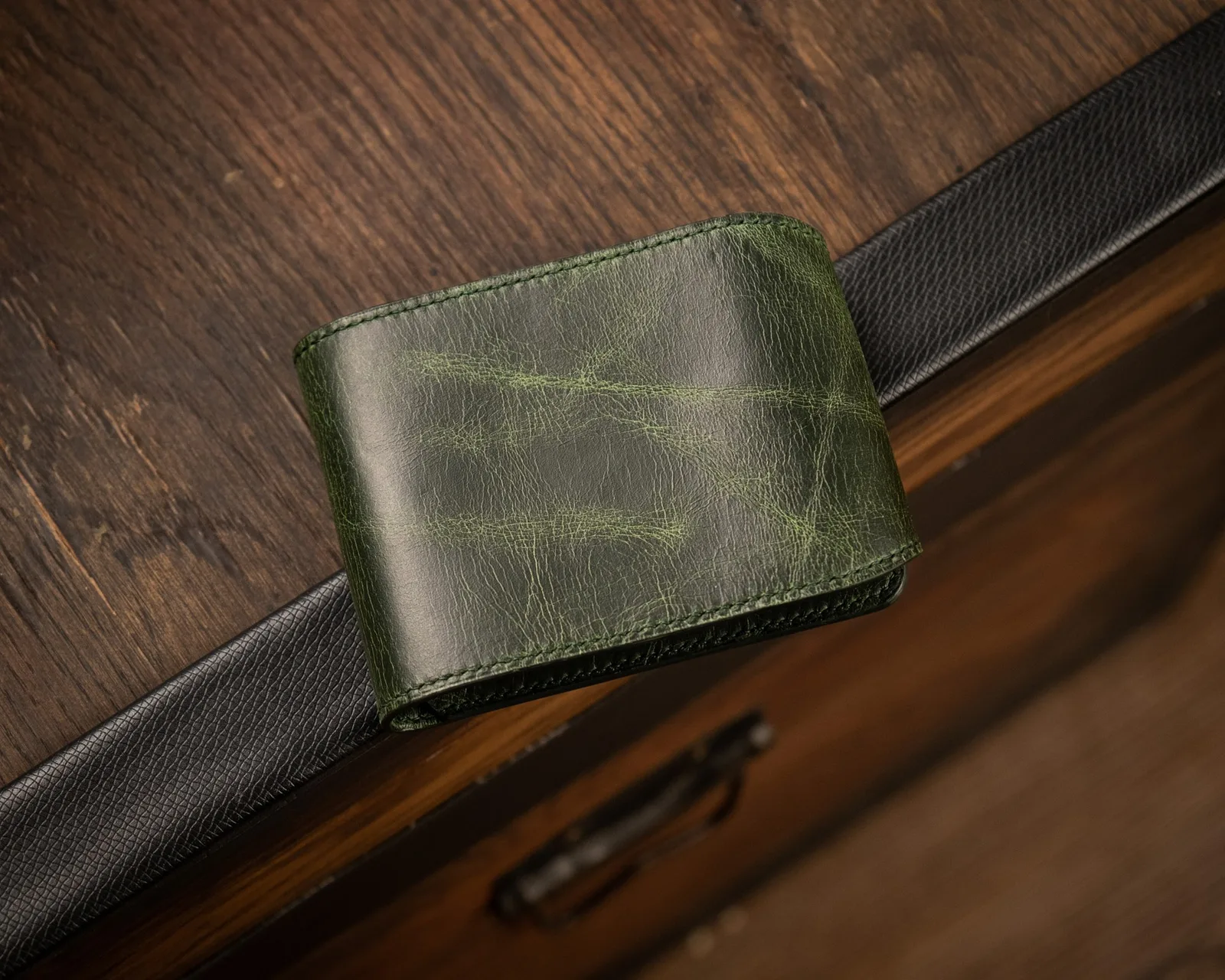 Ảnh Studio Ví mini da bò thảo mộc màu xanh olive nắp nút bấm - Koi Leather