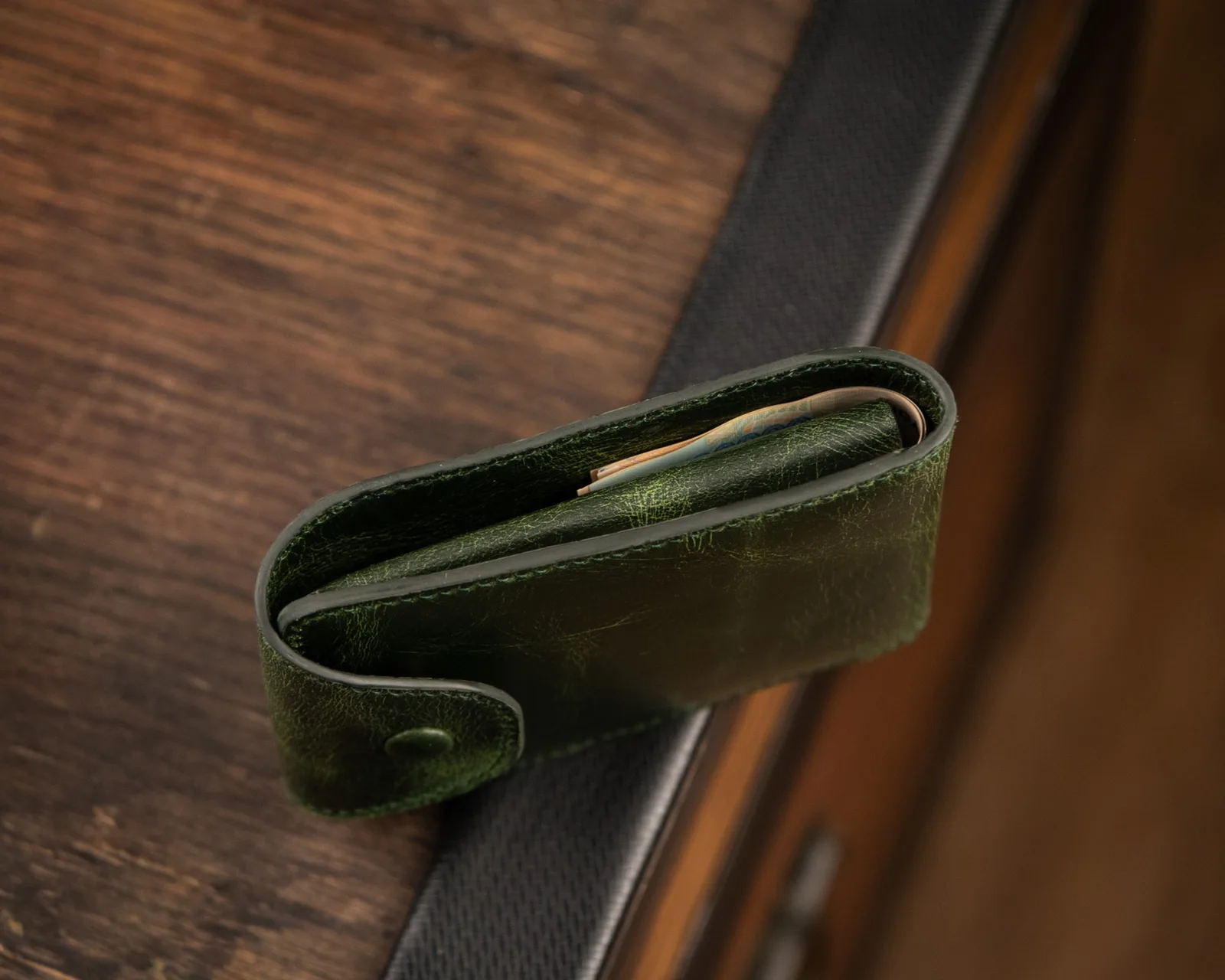 Ảnh Studio Ví mini da bò thảo mộc màu xanh olive nắp nút bấm - Koi Leather