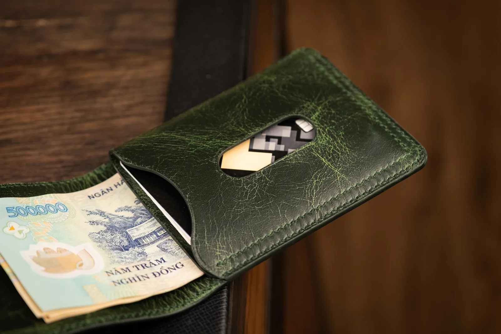 Ảnh Studio Ví mini da bò thảo mộc màu xanh olive nắp nút bấm - Koi Leather