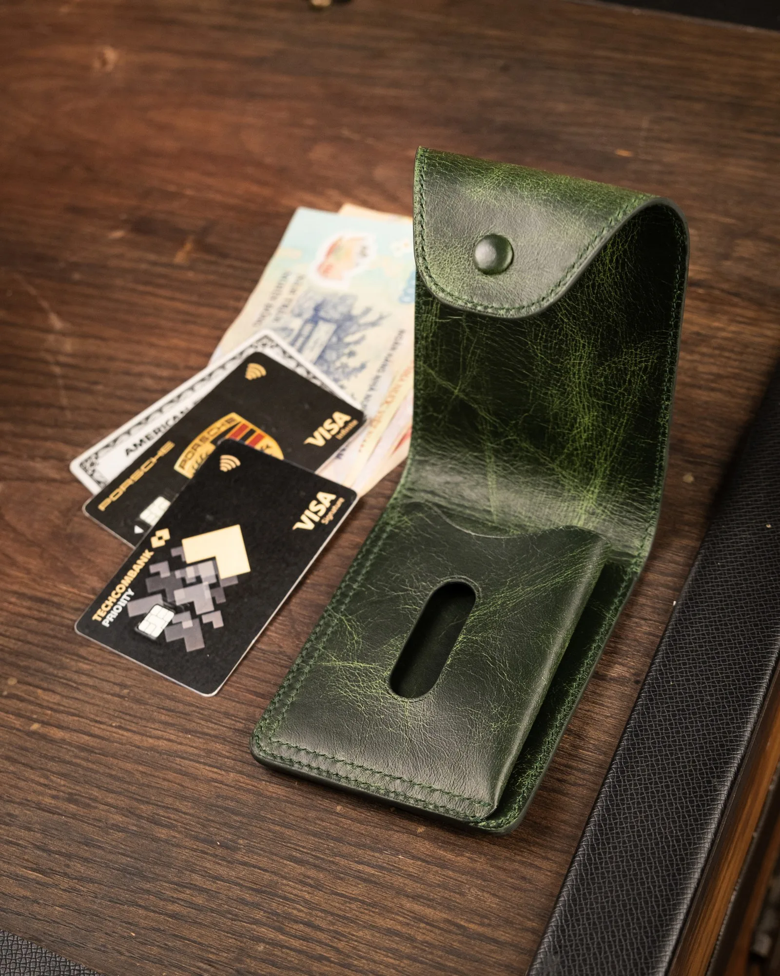 Ảnh Studio Ví mini da bò thảo mộc màu xanh olive nắp nút bấm - Koi Leather