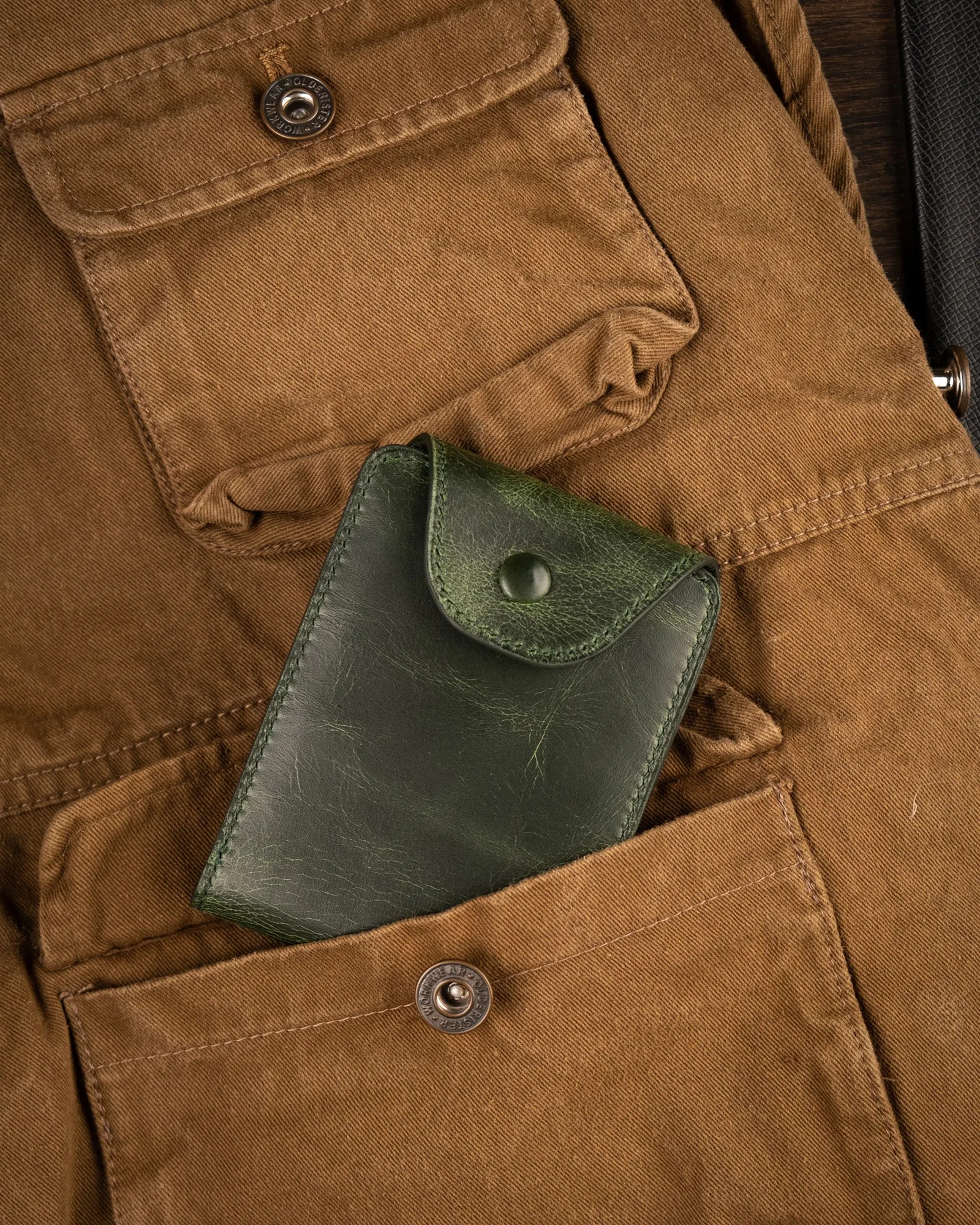 Ảnh Lifestyle Ví mini da bò thảo mộc màu xanh olive nắp nút bấm - Koi Leather