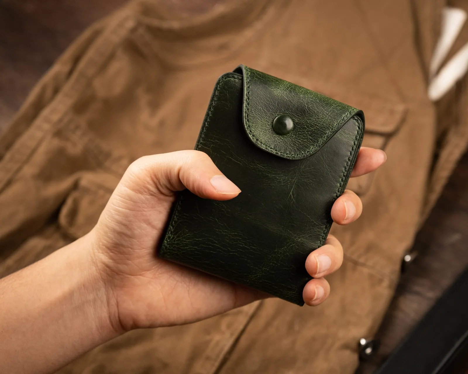 Ảnh Lifestyle Ví mini da bò thảo mộc màu xanh olive nắp nút bấm - Koi Leather
