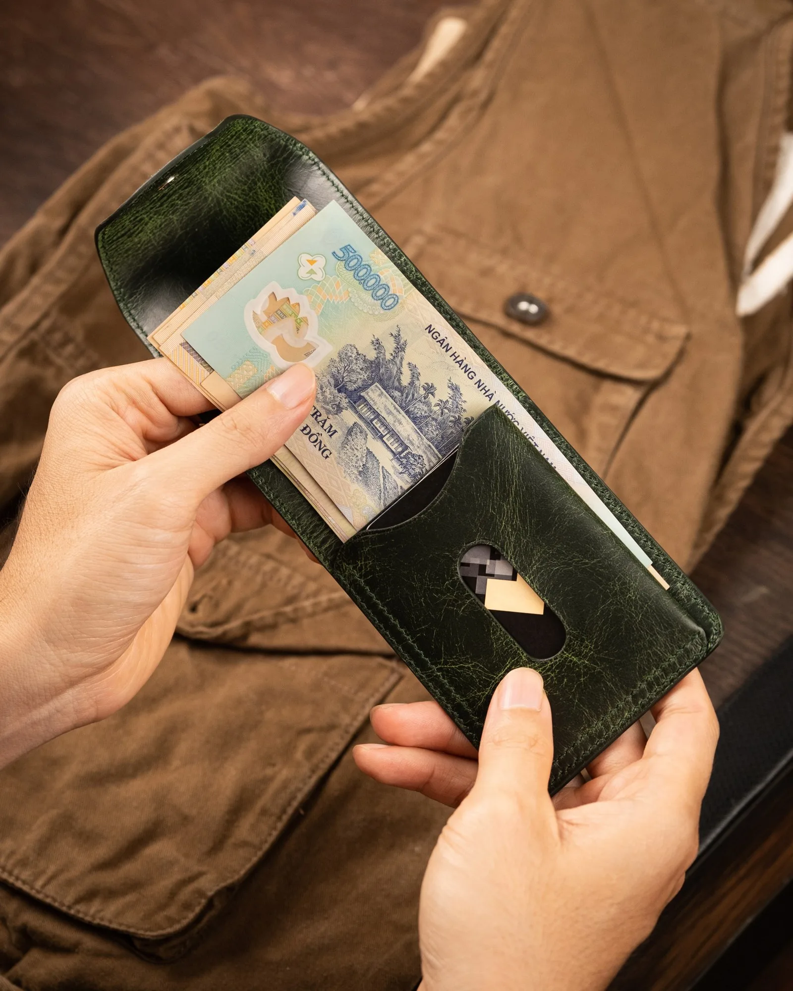 Ảnh Lifestyle Ví mini da bò thảo mộc màu xanh olive nắp nút bấm - Koi Leather
