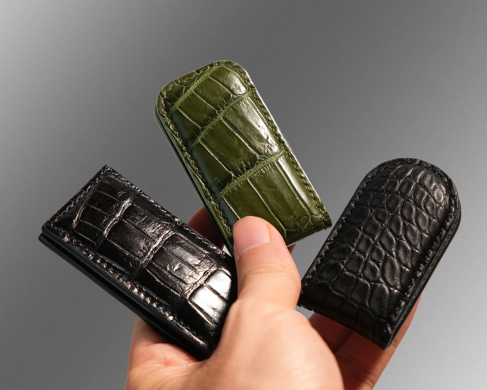 Ảnh Lifestyle Kẹp tiền nam châm da cá sấu dáng gập nhỏ gọn - Koi Leather