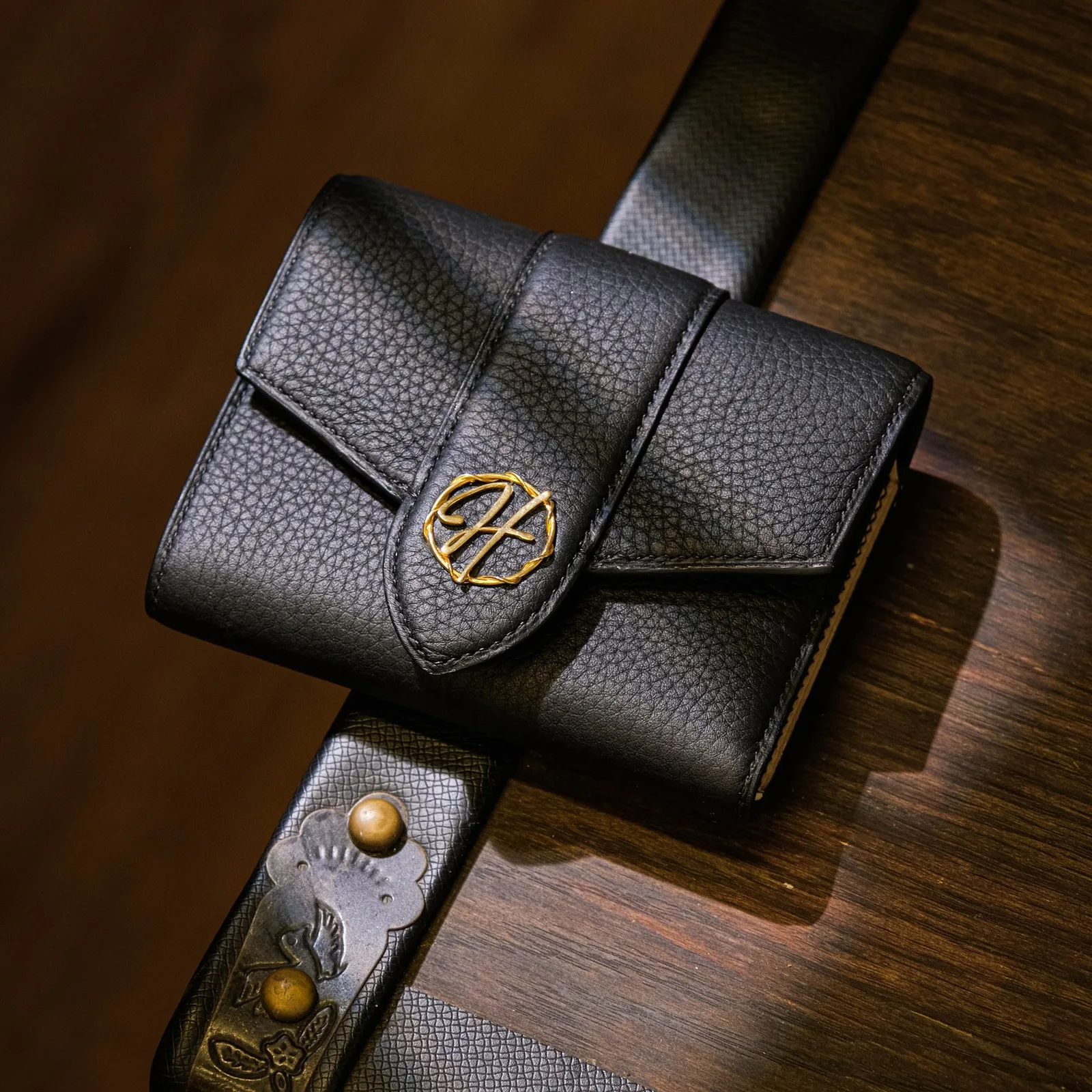 Ảnh Studio Ví gập ba da Togo màu đen phối nắp cài - Koi Leather