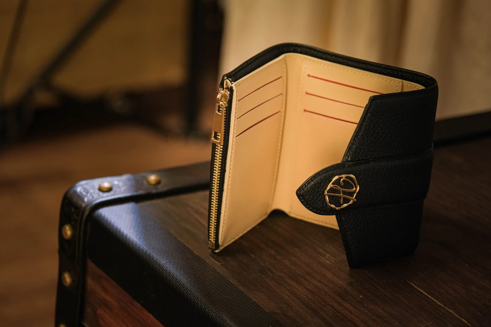Ảnh Studio Ví gập ba da Togo màu đen phối nắp cài - Koi Leather