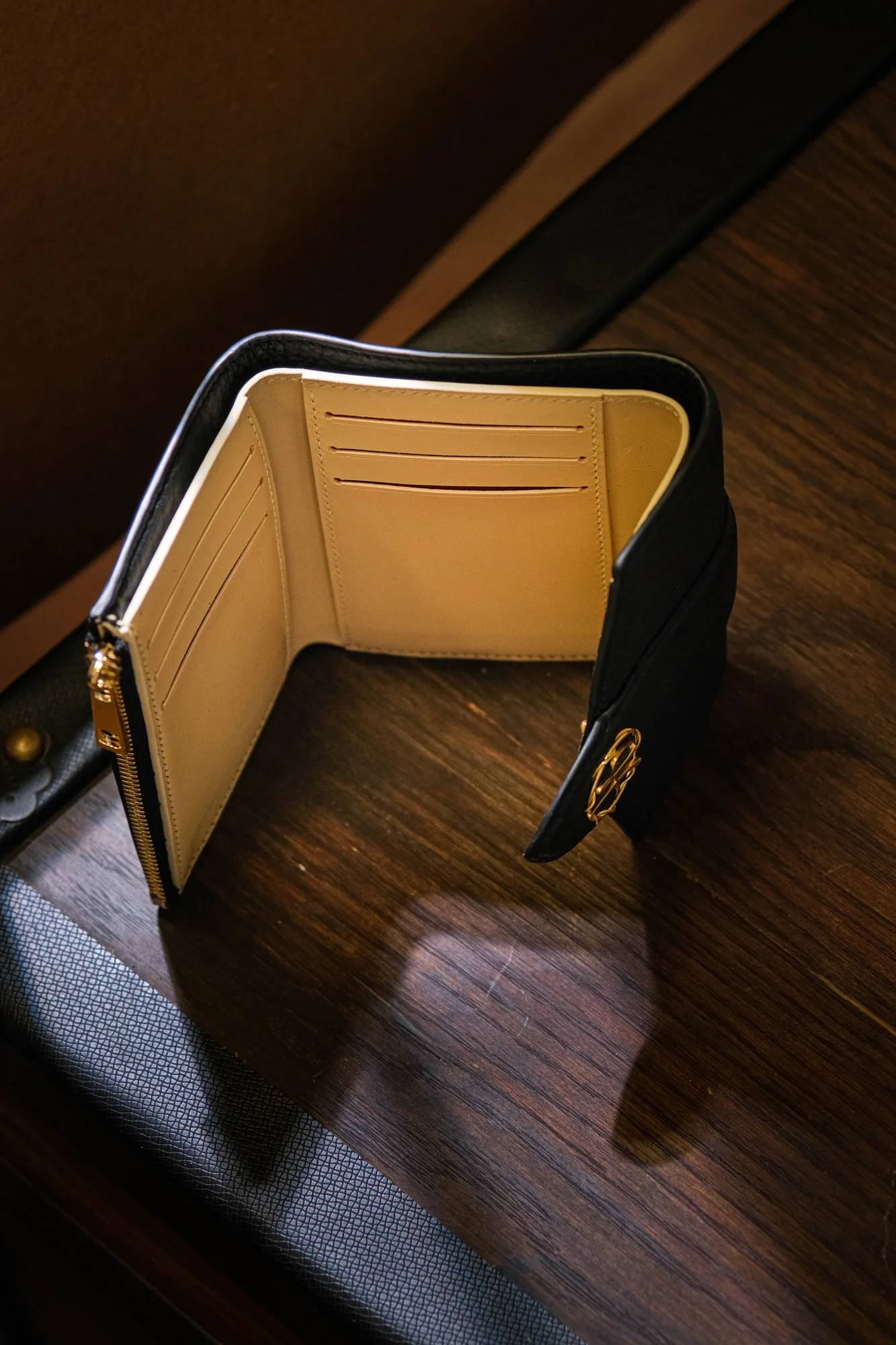 Ảnh Studio Ví gập ba da Togo màu đen phối nắp cài - Koi Leather