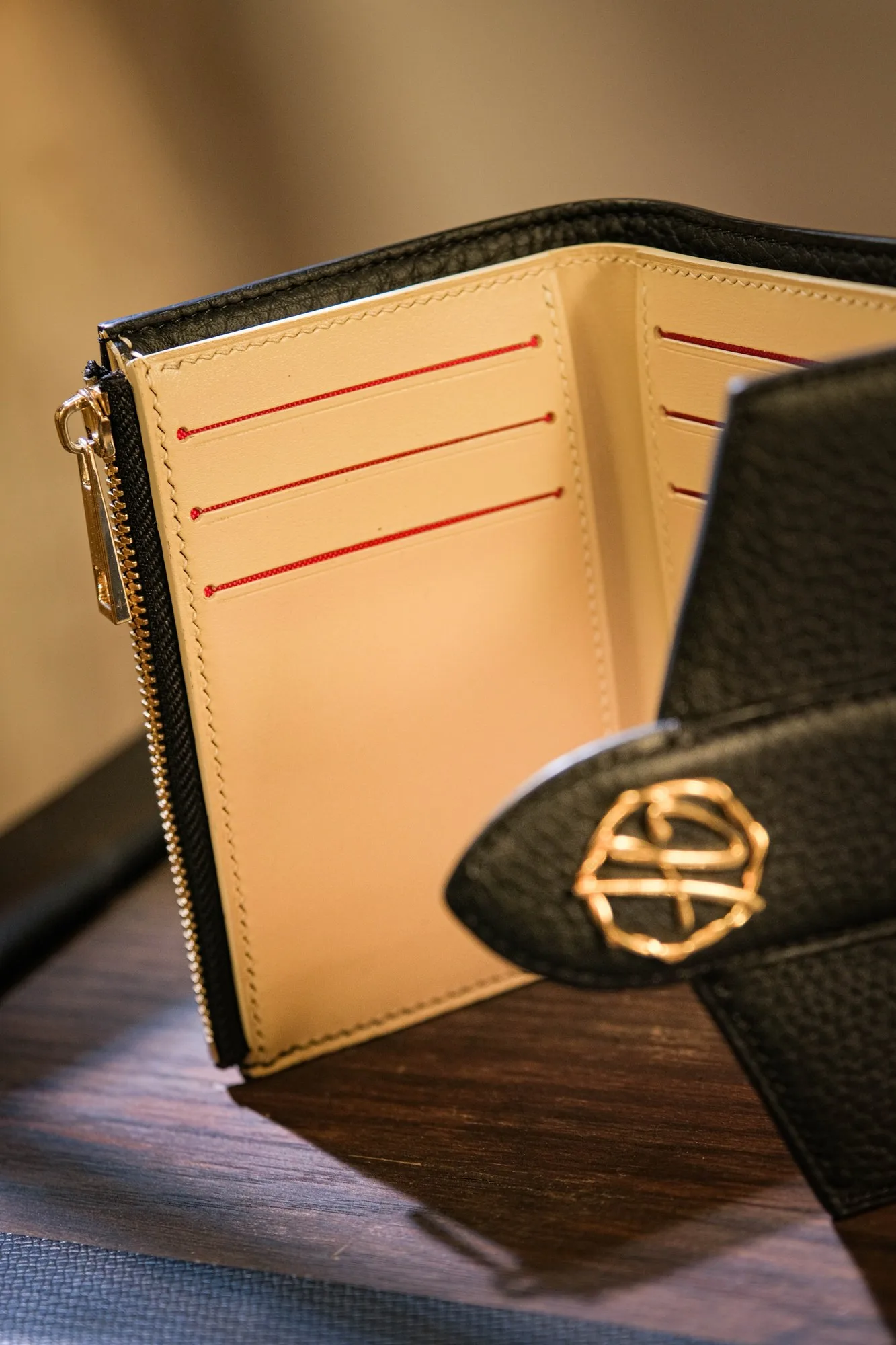 Ảnh Studio Ví gập ba da Togo màu đen phối nắp cài - Koi Leather