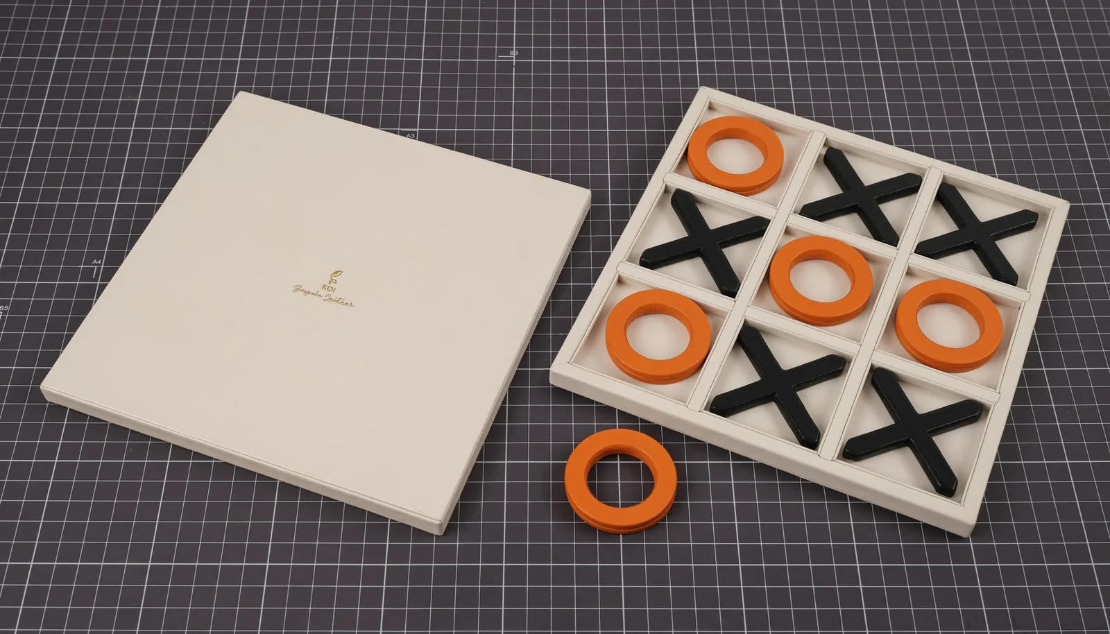 Ảnh Studio Bộ cờ Tic Tac Toe bọc da màu kem - Koi Leather